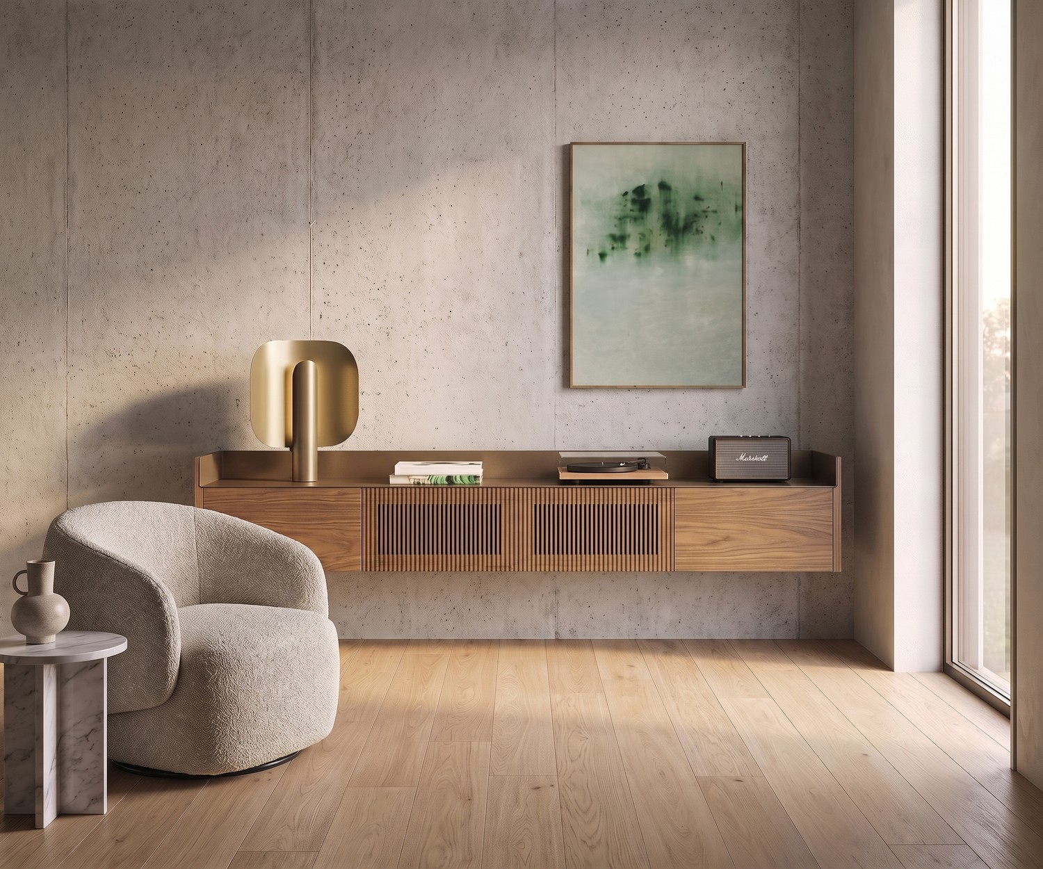 Punt Stockholm Slim Wand TV Sideboard aus Holz Punt Stockholm Slim Wand TV Sideboard aus Holz im Wohnzimmer an Betonwand mit Designer-Sessel und goldener Lampe.