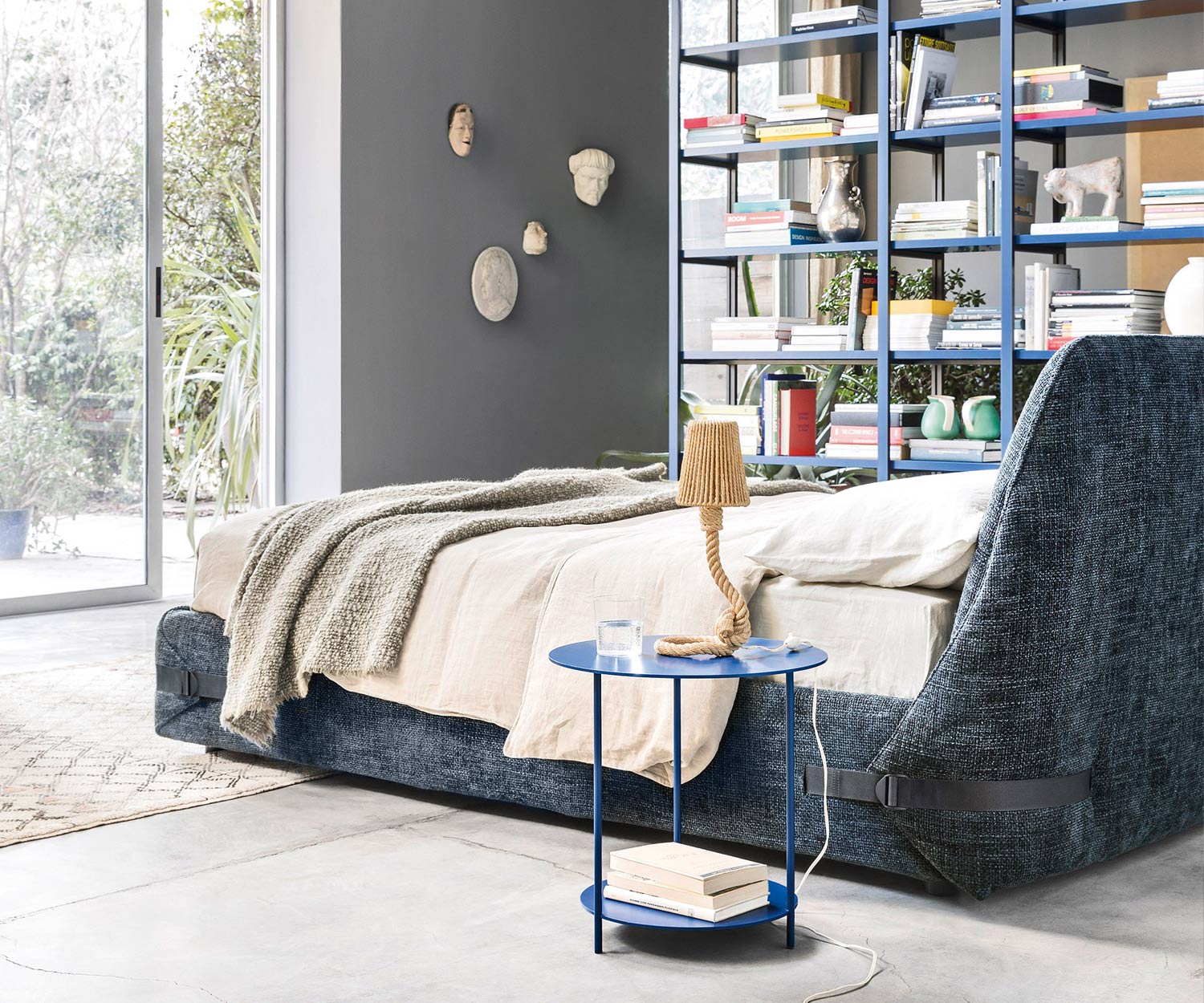 Hochwertiges Novamobili Design Bett Tape freistehend im Raum Hochwertiges Novamobili Design Bett Tape freistehend im Raum