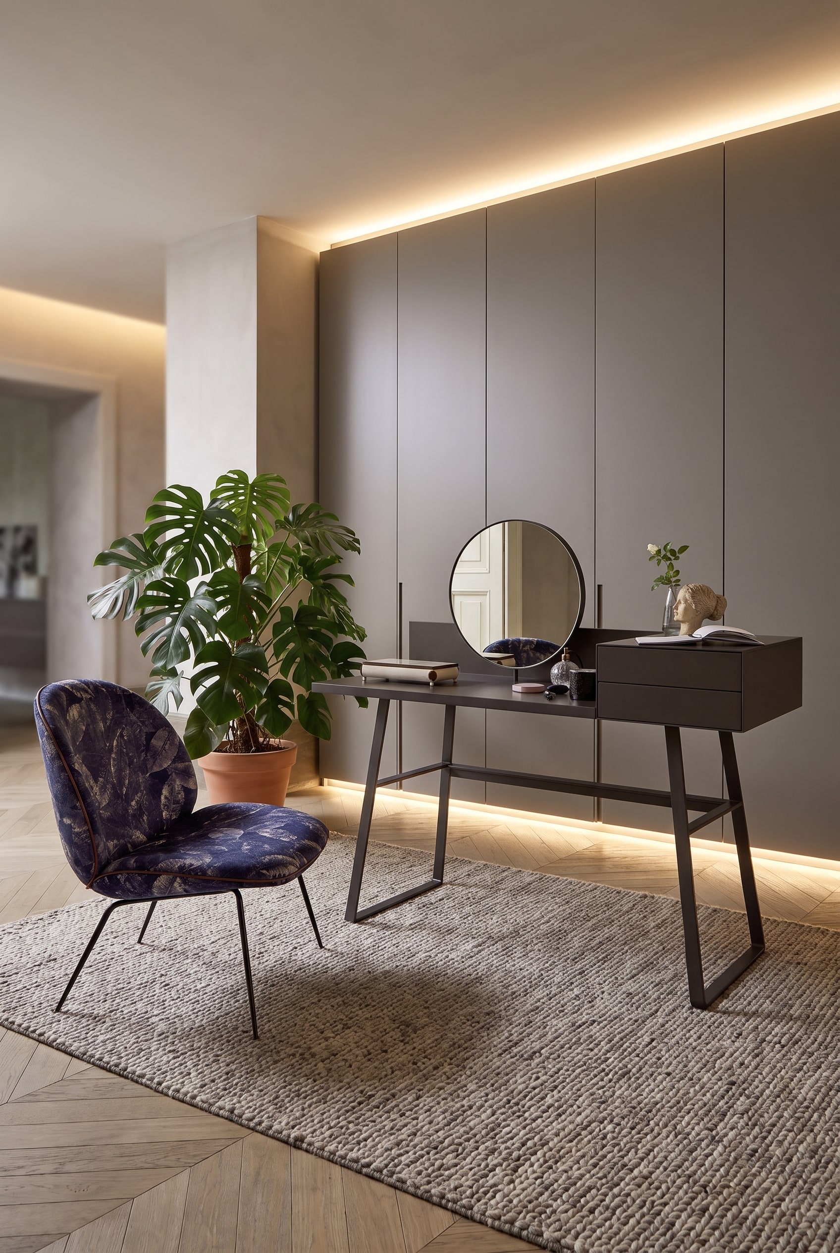 Espace de vie moderne avec une armoire pleine hauteur ouverte abritant un bureau &agrave; domicile, &agrave; c&ocirc;t&eacute; de l'&eacute;l&eacute;gante &eacute;tag&egrave;re murale Novamobili Ellie.