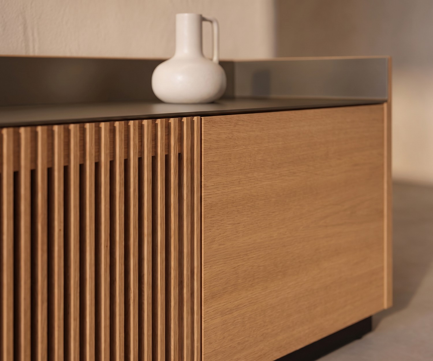Meuble TV Punt Stockholm avec façade alvéolée Meuble TV Lowboard Punt Stockholm en chêne avec façade à claire-voie et plateau alu dans un salon moderne.