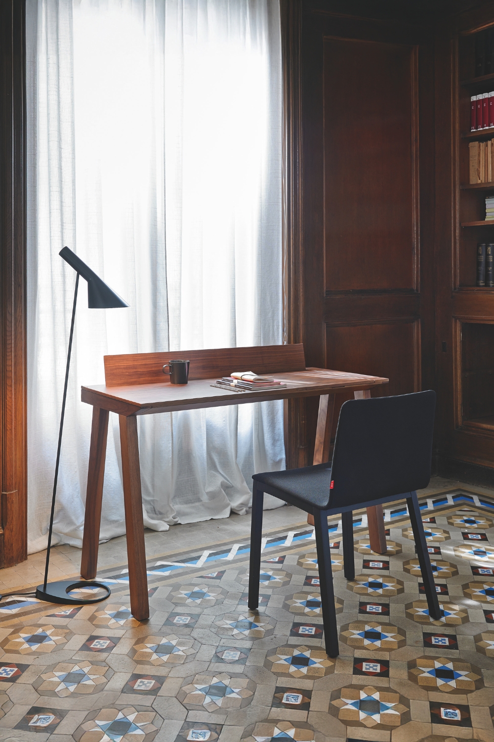 arbeitsplatz-mit-edlem-sekretaer-aus-holz-sowie-schlichtem-stuhl-und-moderner-stehleuchte