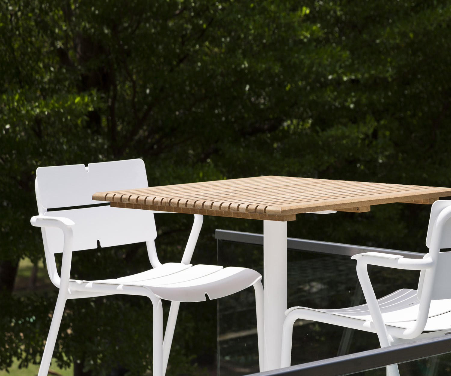 Oasiq Ceru Aluminium Table de salle à manger design plateau en teck châssis blanc