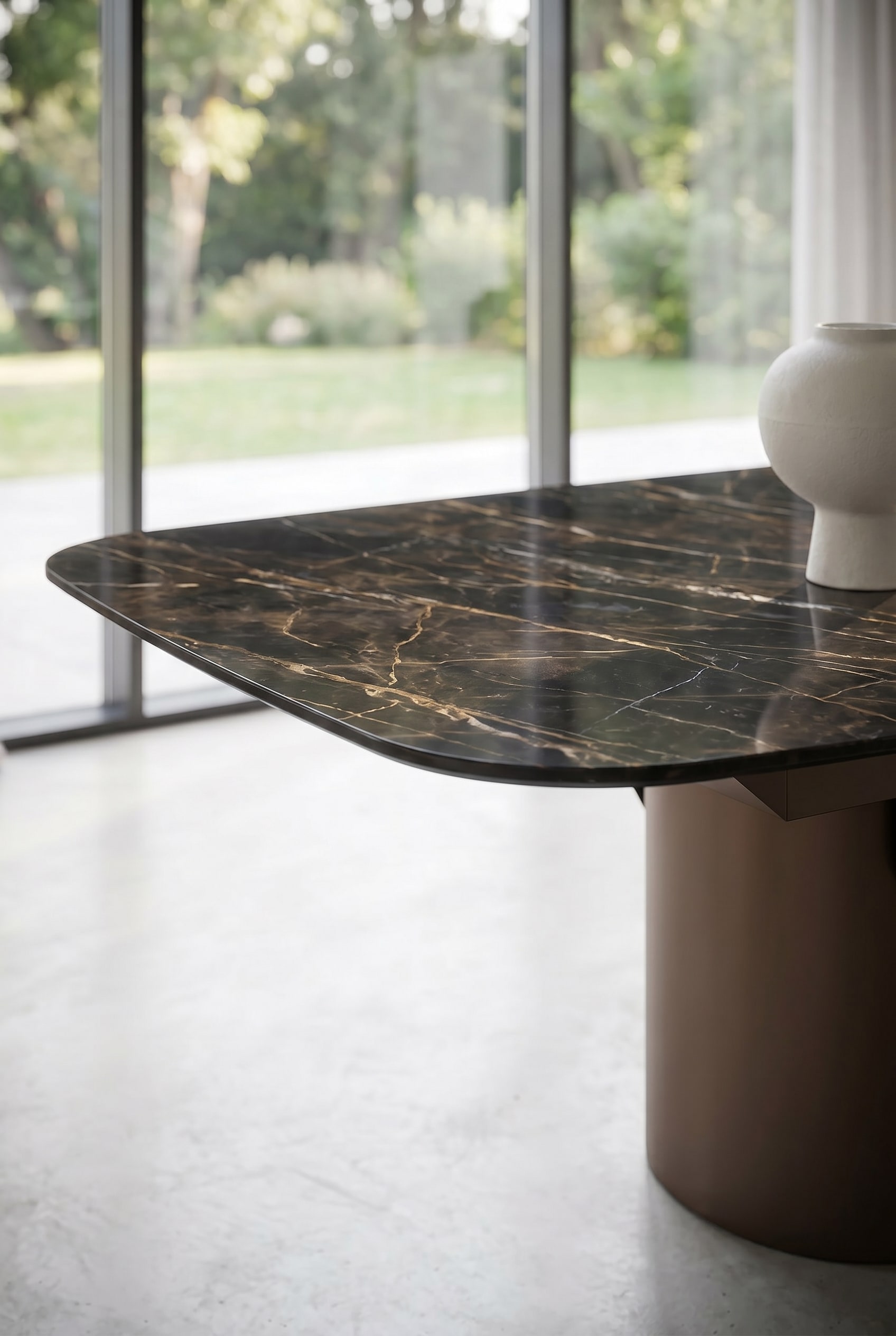 Vue d&eacute;taill&eacute;e du bord &agrave; 45 degr&eacute;s et des coins arrondis du plateau de table en c&eacute;ramique