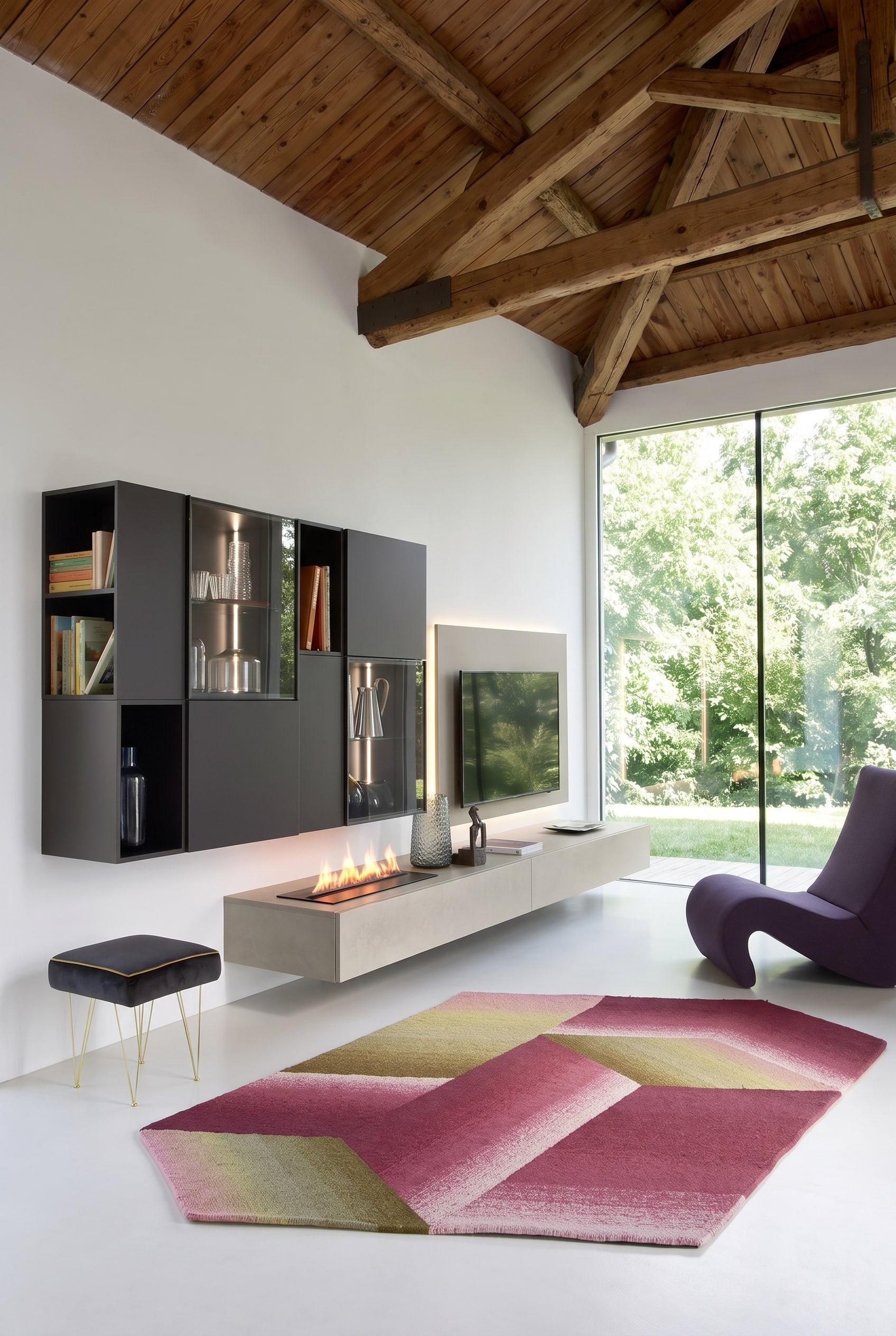 Meuble TV blanc minimaliste avec chemin&eacute;e &eacute;lectrique int&eacute;gr&eacute;e et t&eacute;l&eacute;vision encastr&eacute;e affleurante dans un salon lumineux.