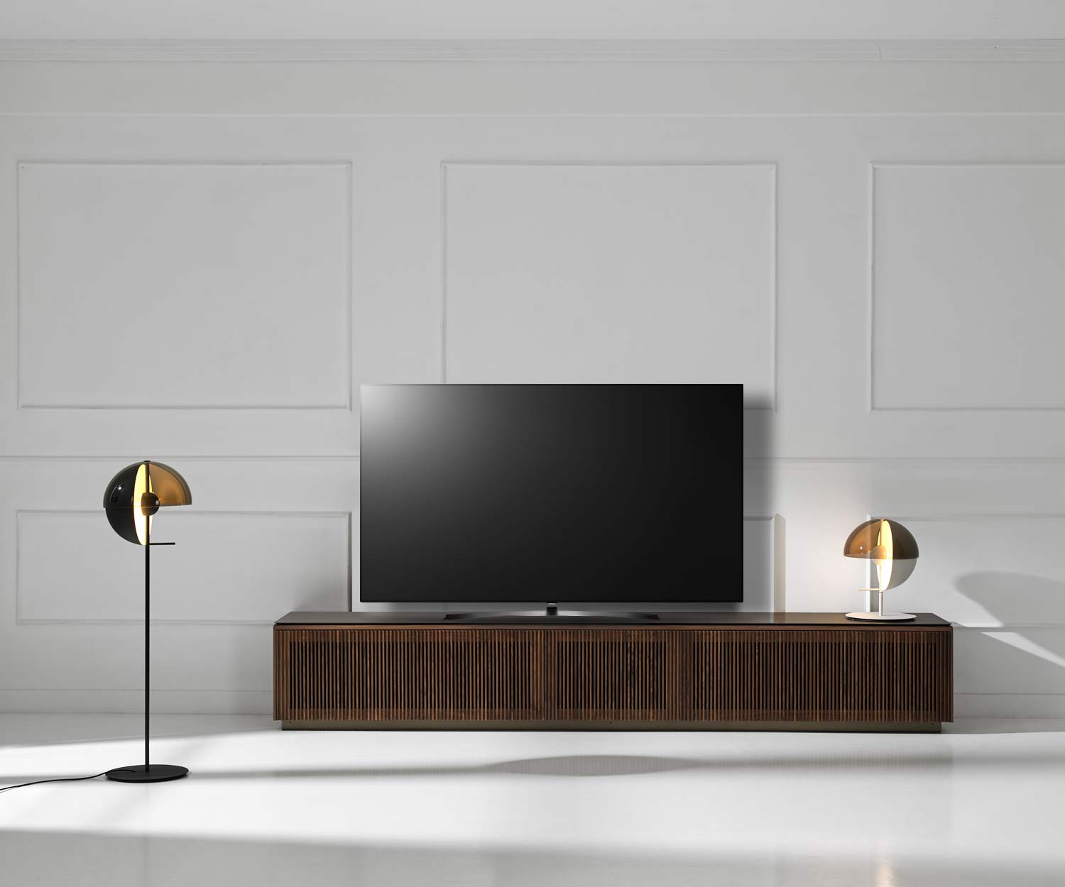 Punt Malmö Design TV Design Lowboard avec TV en placage de noyer Punt Malmö Design TV Design Lowboard avec TV en placage de noyer