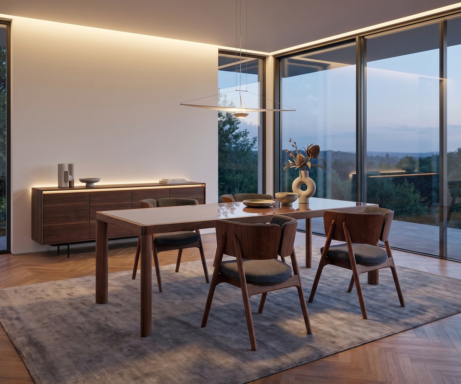 Moderner al2 ka-bera 001 b Holz-Esstisch im Esszimmer al2 ka-bera 001 b Design Esstisch aus Holz im Esszimmer mit passenden Stühlen und Sideboard vor großer Fensterfront.