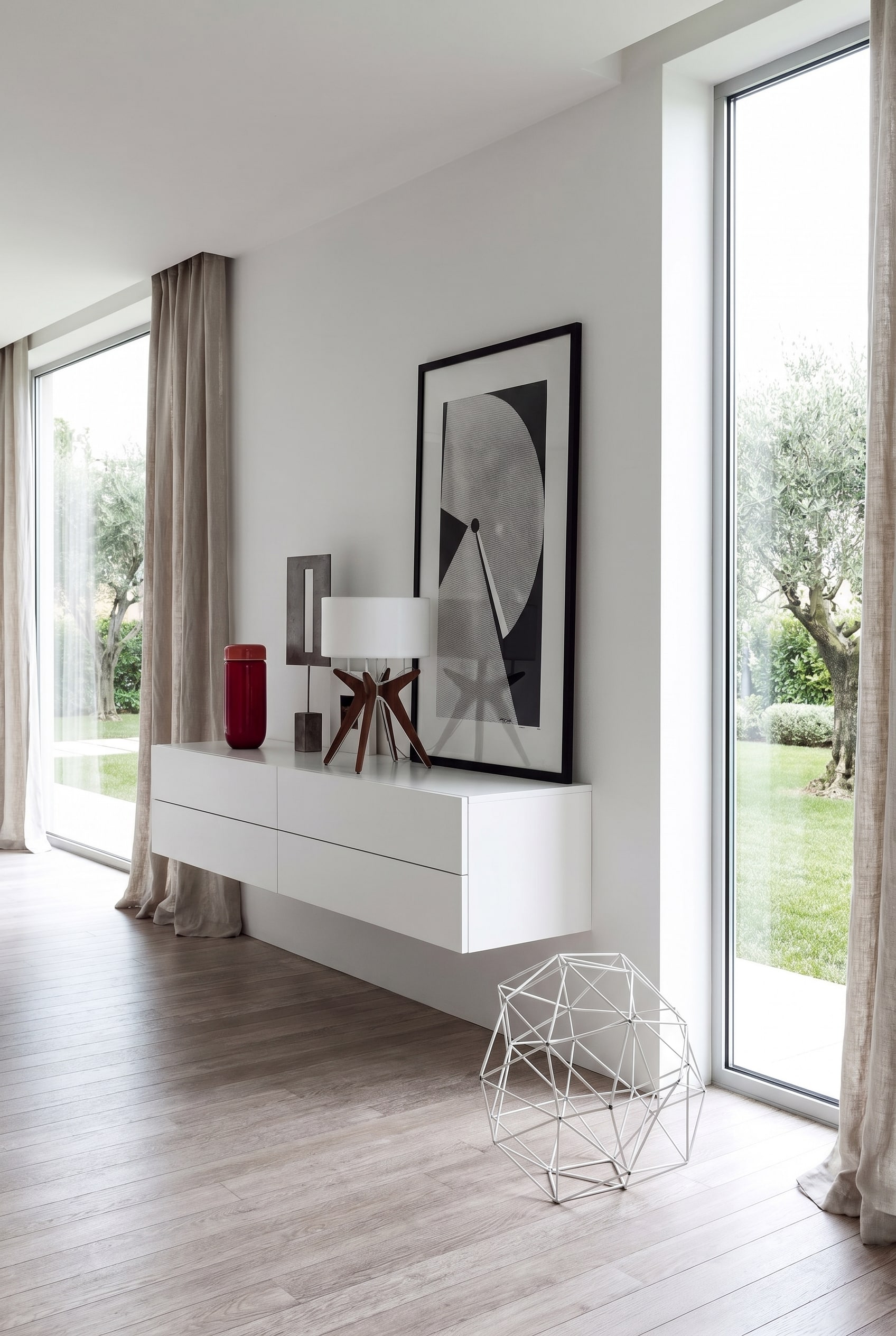 Minimalistischer Flurbereich mit reinweißer Novamobili Hängekommode Easy 4 Schublade und einer abstrakten Skulptur