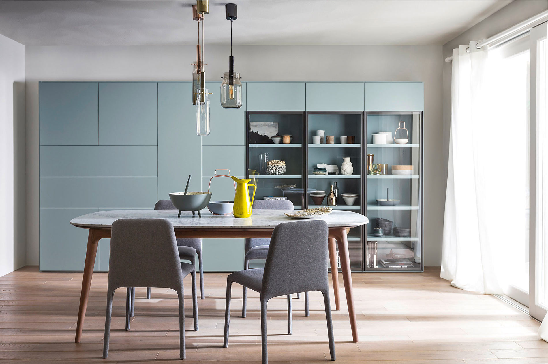 Salle à manger design avec armoire spacieuse et table à manger