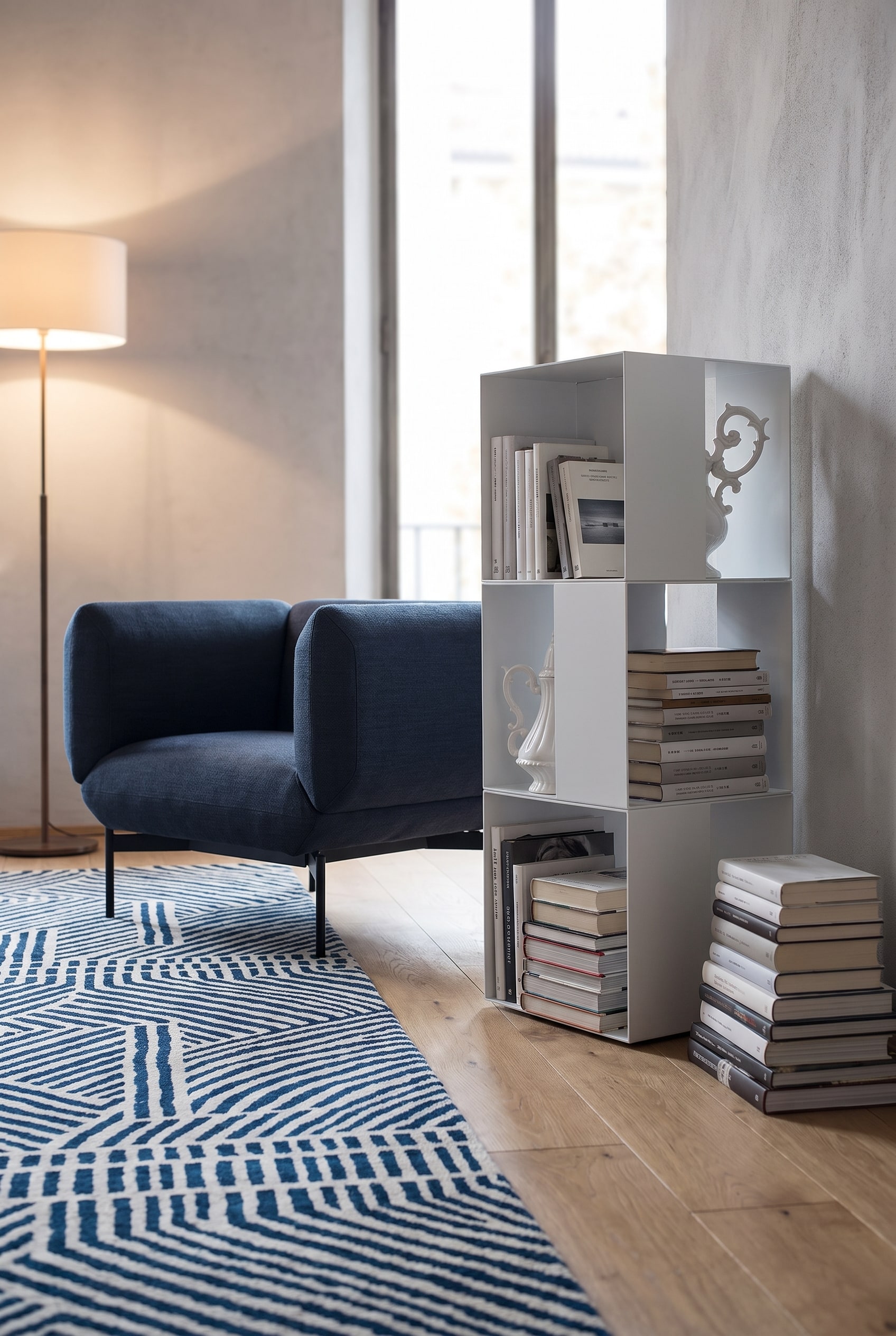 Fauteuil confortable indépendant dans une niche ouverte avec une étagère fine