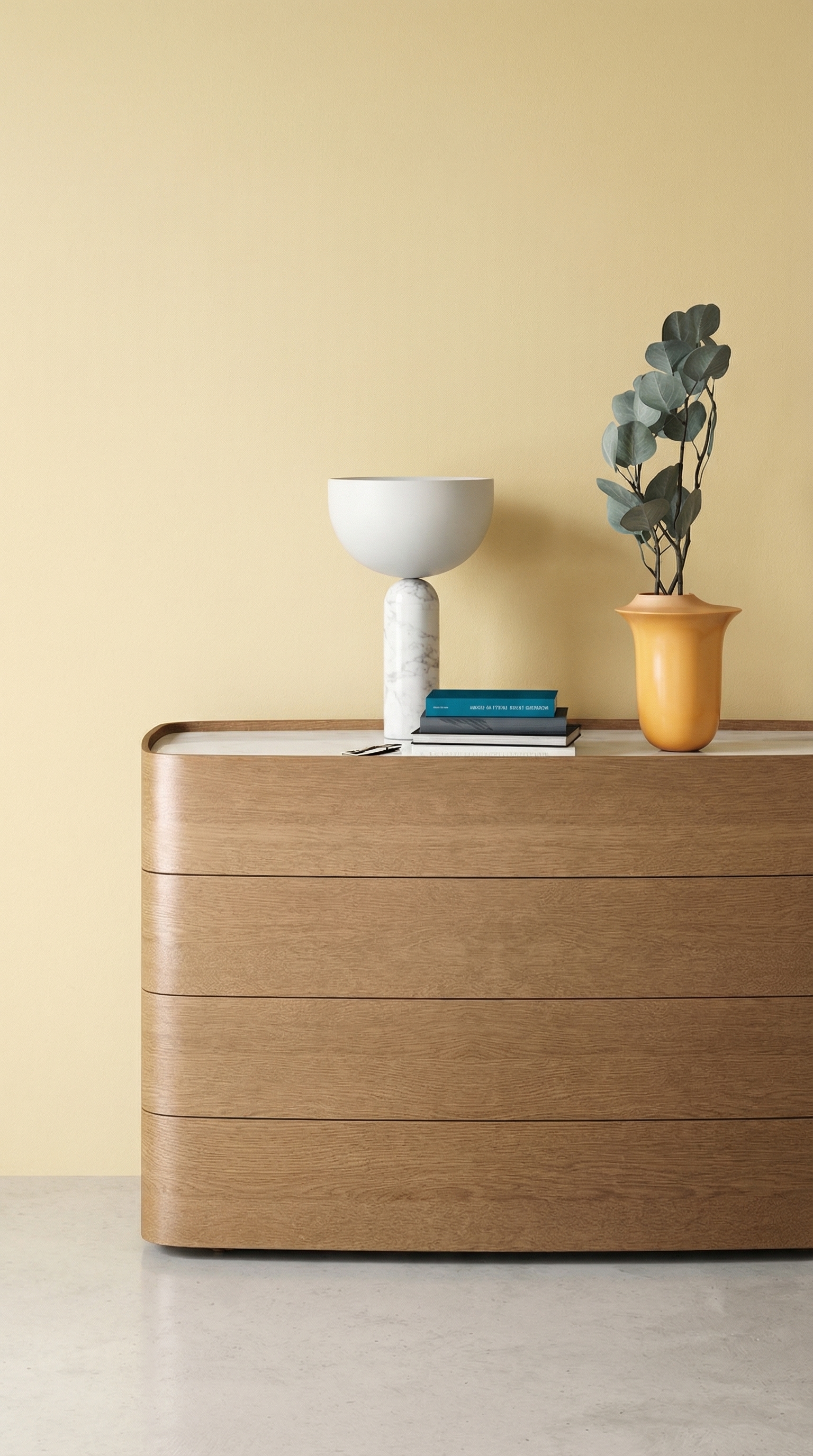 Commode design Novamobili Norman en chêne clair devant un mur de couleur Crémèle chaude Commode design Novamobili Norman en chêne clair devant un mur de couleur Crémèle chaude