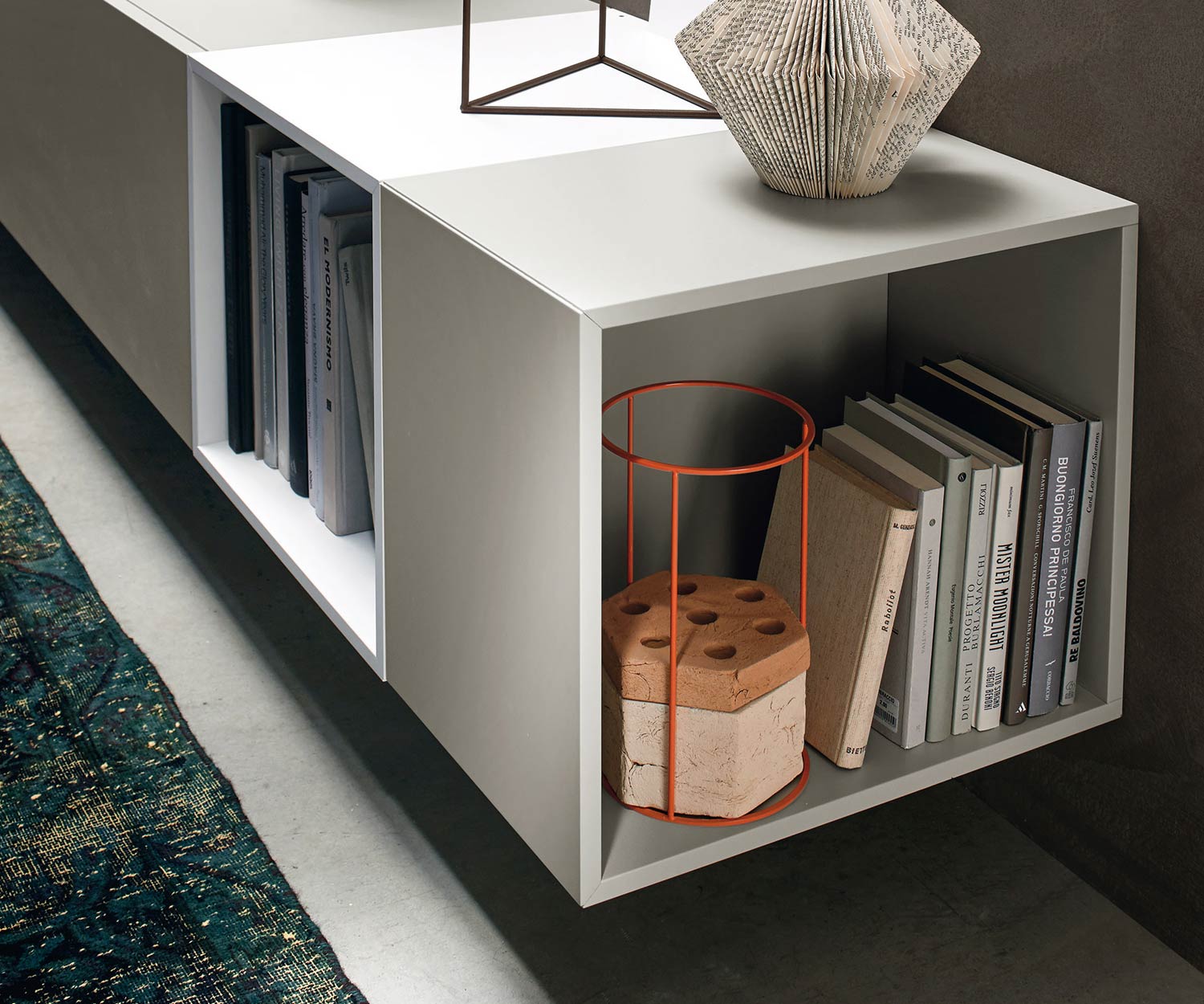 Détail du meuble-paroi suspendu design moderne C07 avec éléments ouverts Détail du meuble-paroi suspendu design moderne C07 avec éléments ouverts