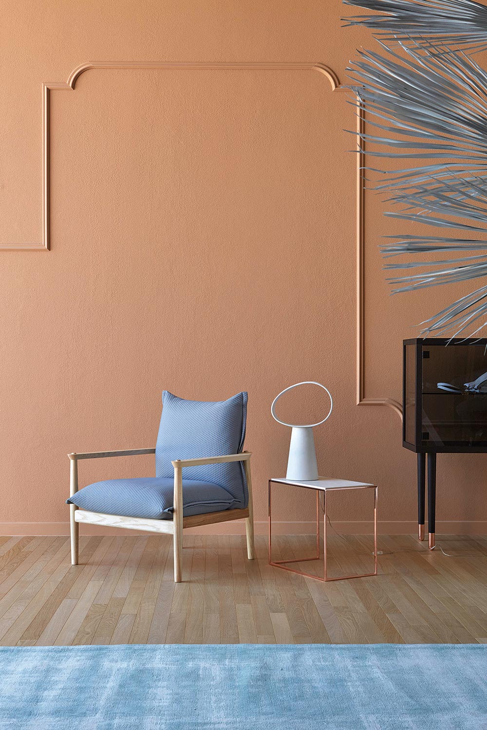 Fauteuil lounge confortable en bois massif