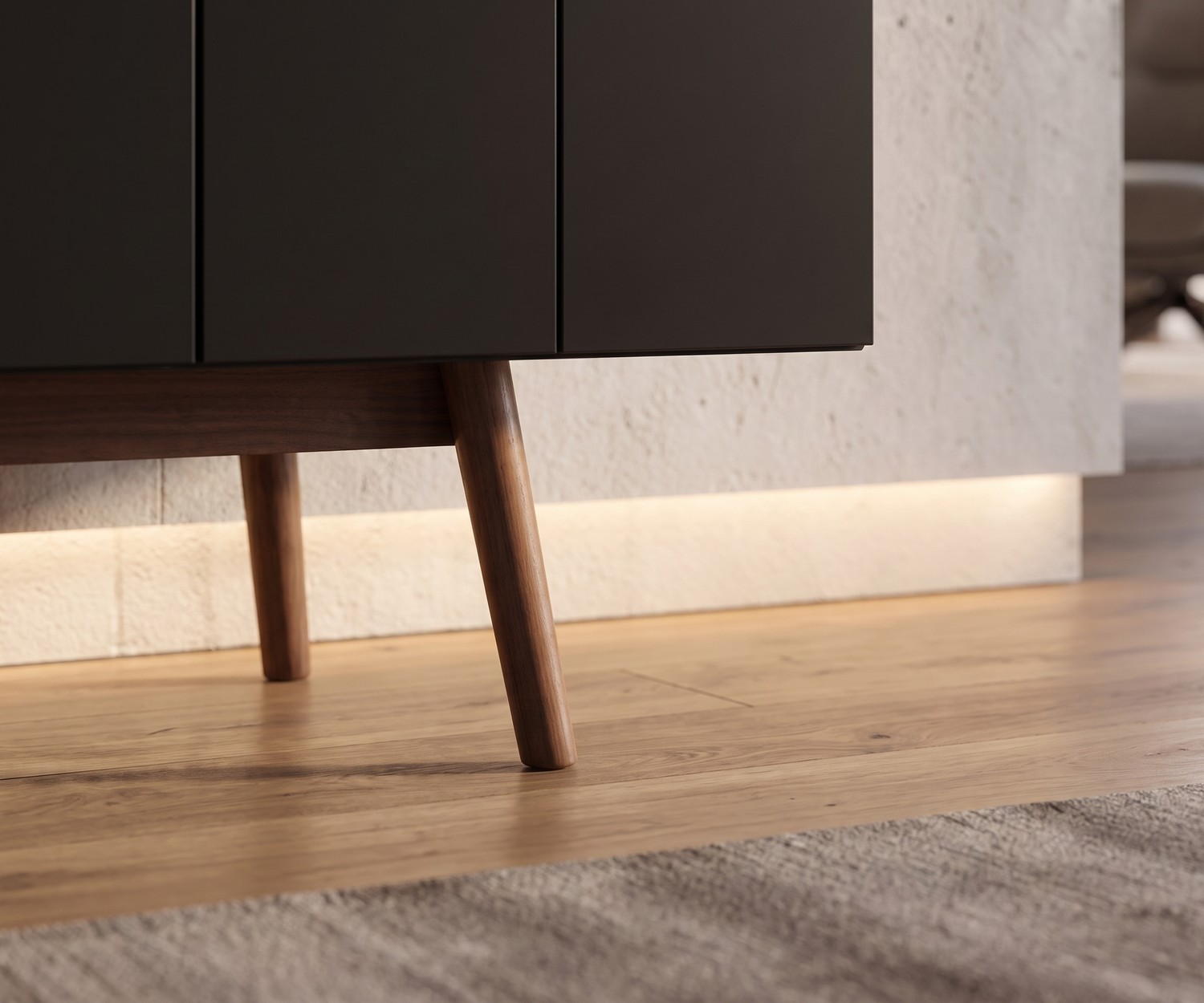 al2 Sideboard MOS-I-KO 003 A im Wohnzimmer, Detail der Holzfüße im Retro-Stil und dunklen Fronten auf Parkett.