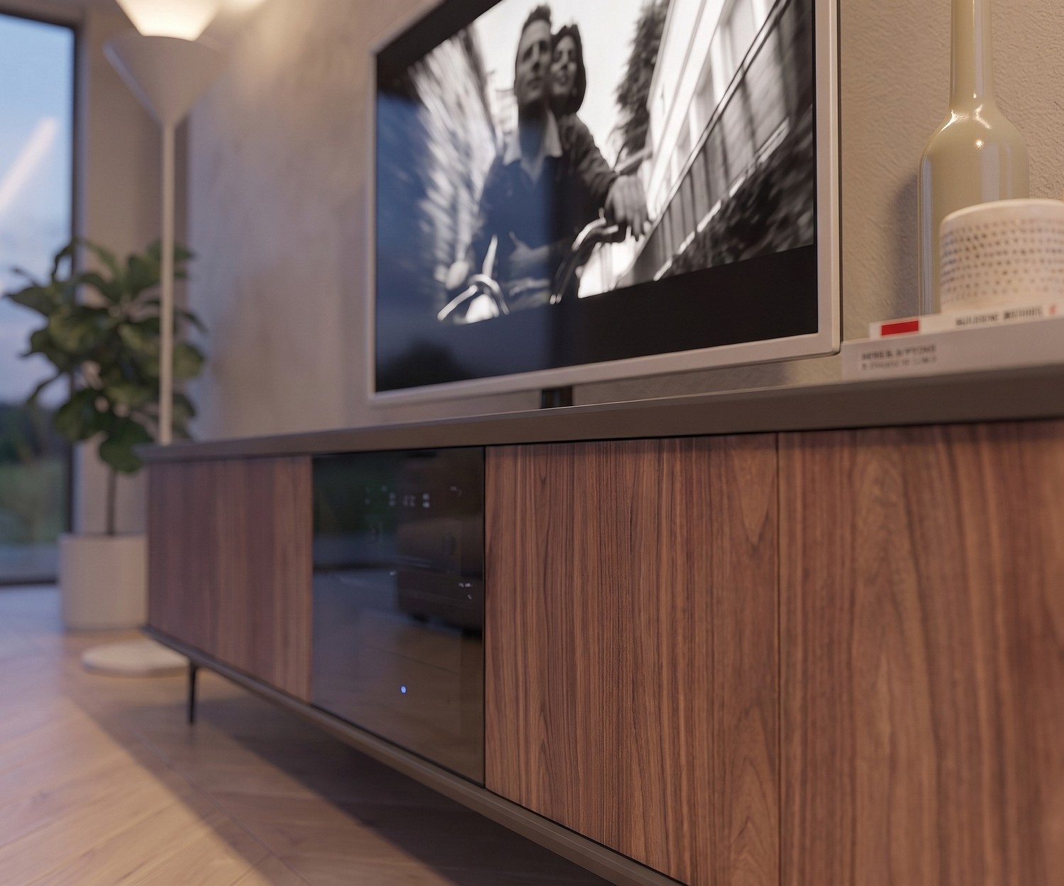 Meuble TV lowboard Ozzio Brera en noyer avec porte en verre fumé pour salon moderne.