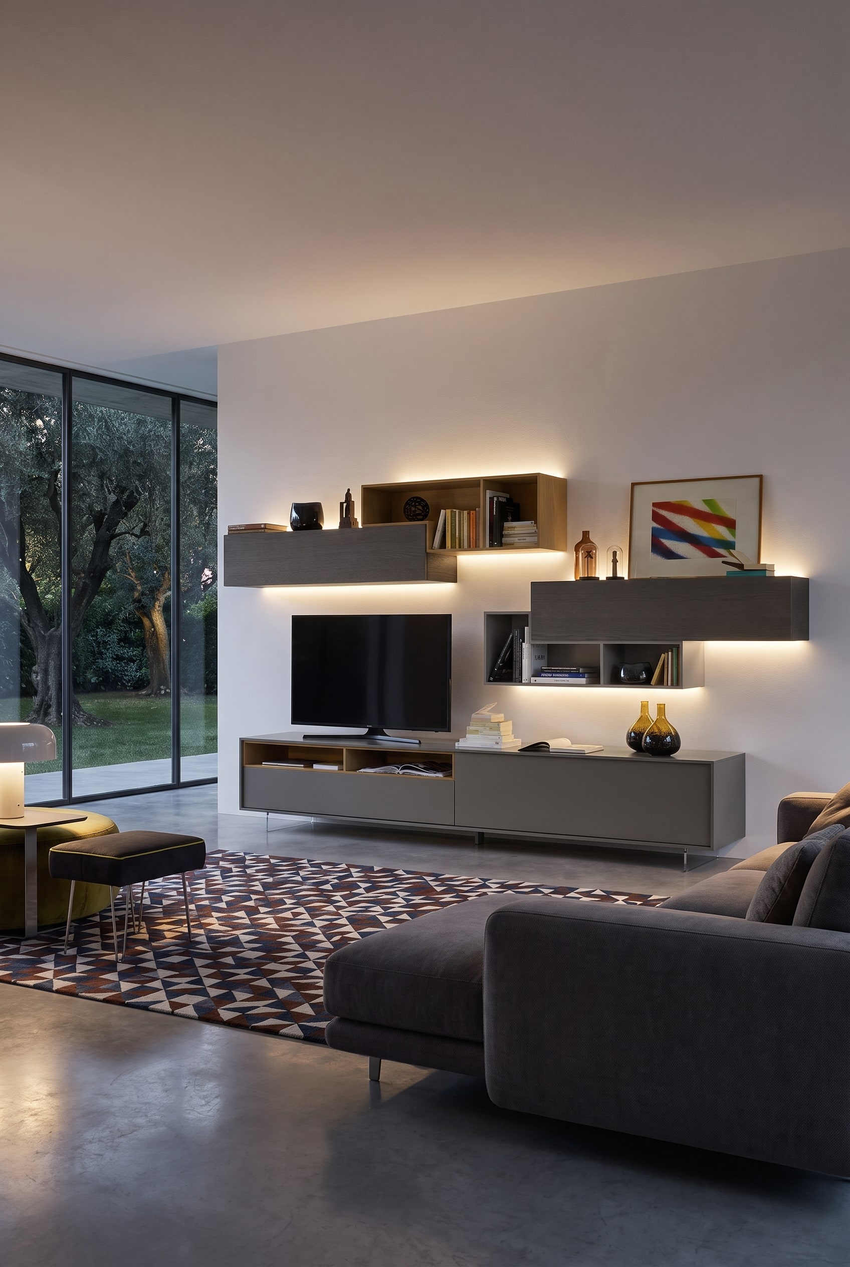 Salon avec un meuble TV mural asym&eacute;trique en bois et laque mate face &agrave; un canap&eacute;