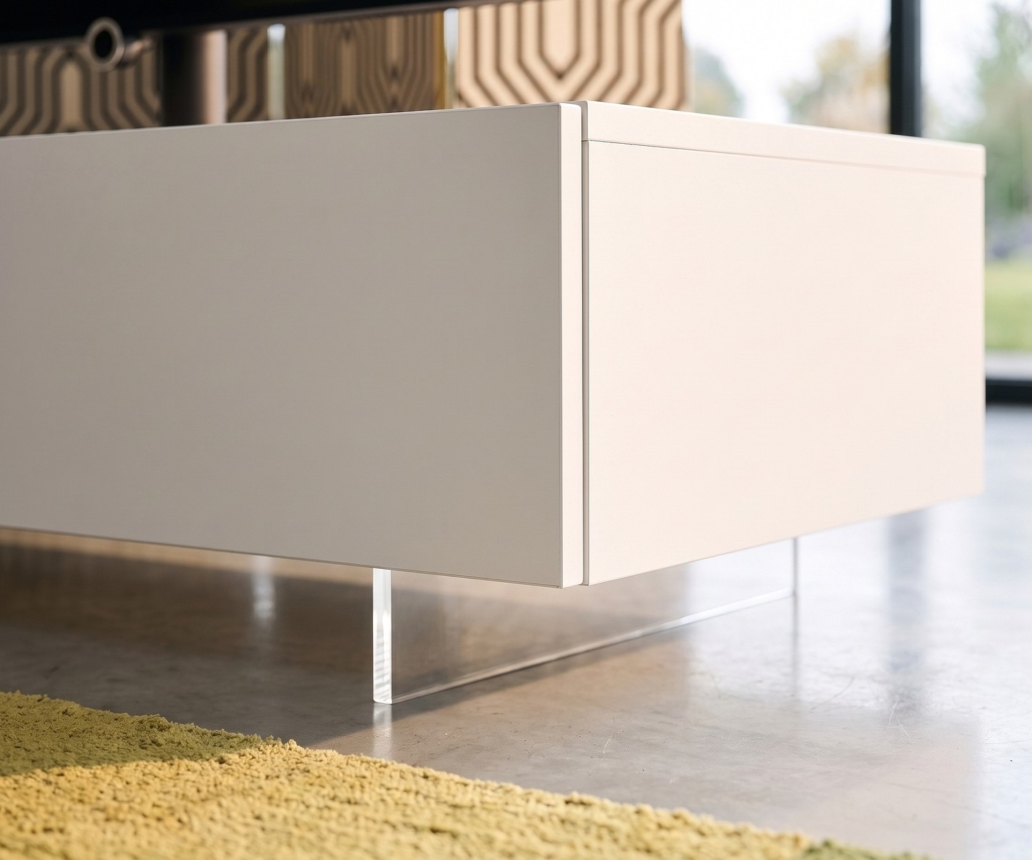Socle TV transparent Livitalia sous un meuble bas blanc pour un effet suspendu, salon moderne, méthacrylate.