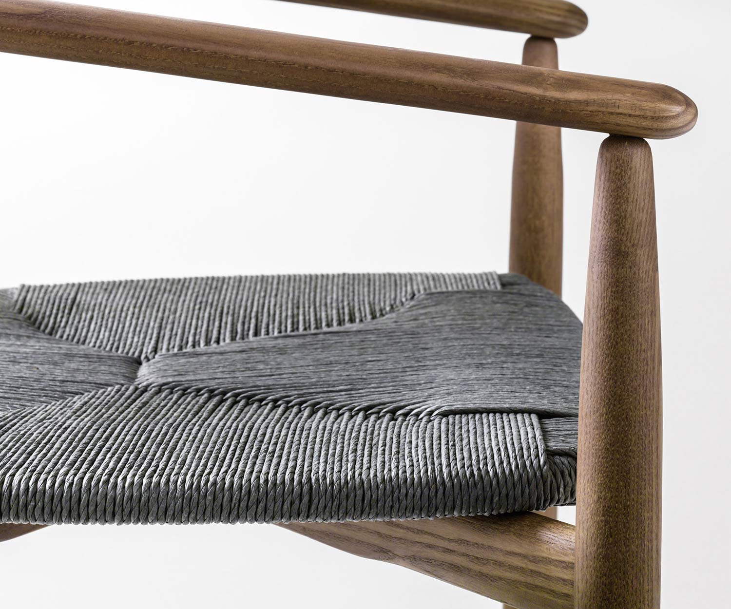 Novamobili Chaise Rose Noyer Assise en paille tressée Graphite Détail Novamobili Chaise Rose Noyer Assise en paille tressée Graphite Détail