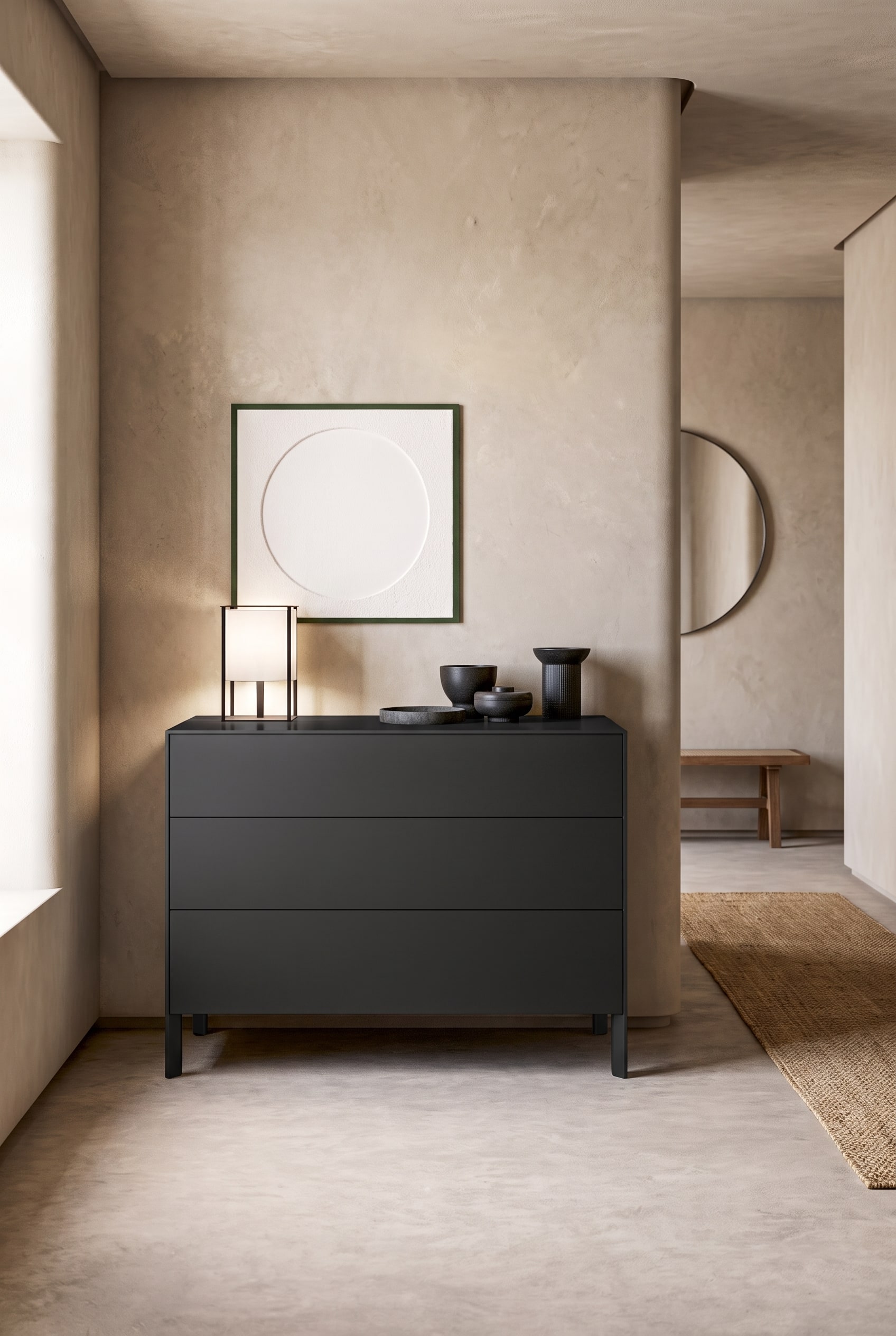 Commode de couloir moderne avec tiroirs agenc&eacute;s de mani&egrave;re asym&eacute;trique et un vase design