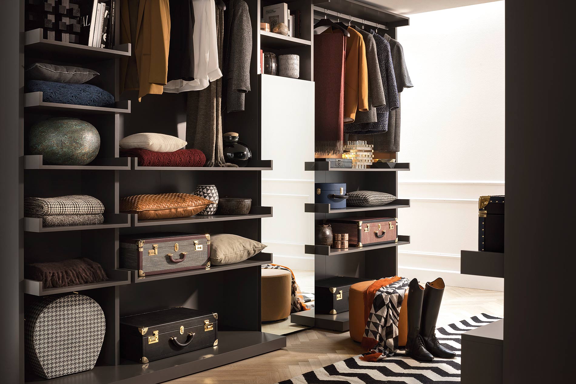 Vestiaire de luxe avec armoire à glace Vestiaire de luxe avec armoire à glace