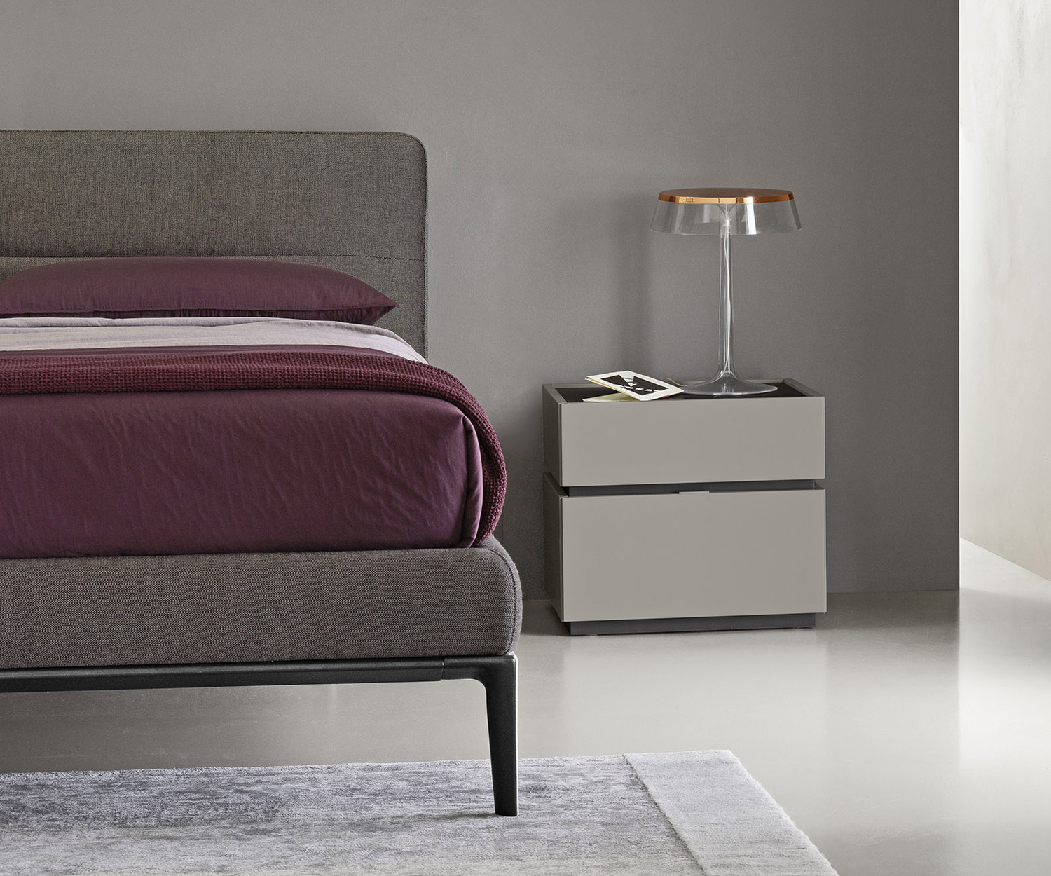 Bequemes Livitalia Design Bett Dorian auf schmalen Füßen Bequemes Livitalia Design Bett Dorian auf schmalen Füßen