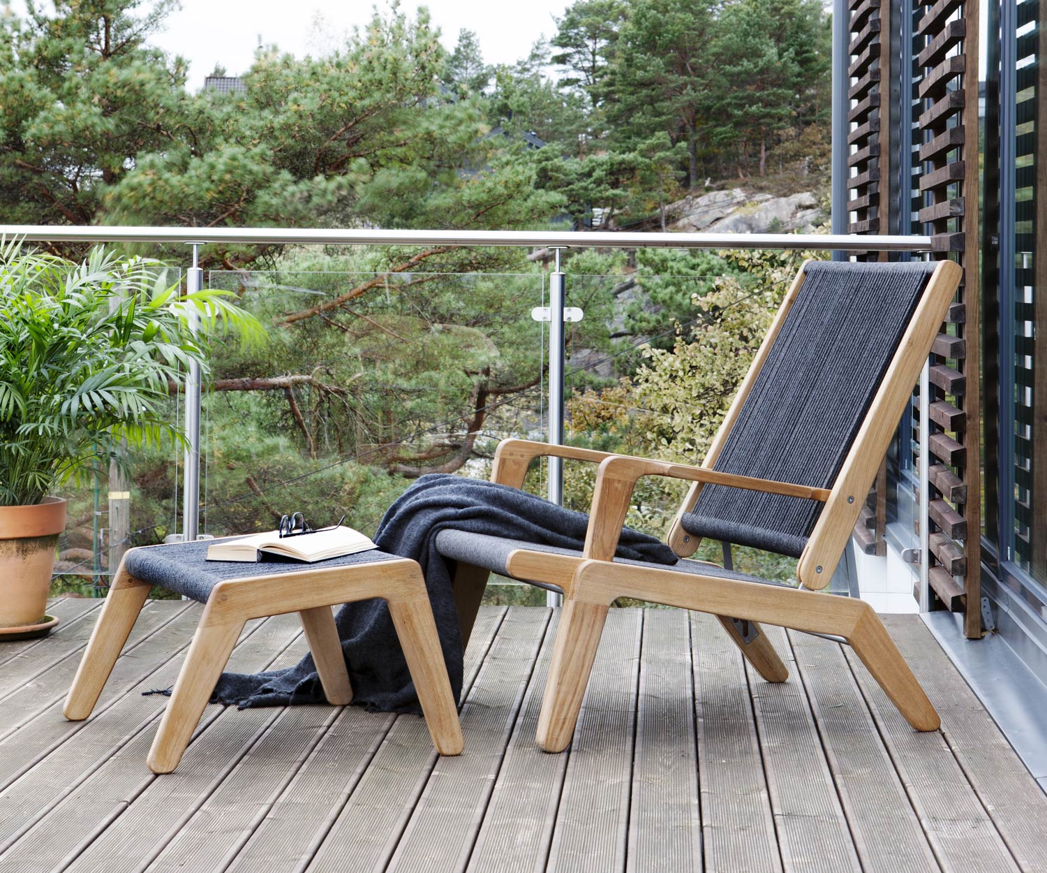 Moderner Oasiq Skagen Design Hocker aus Teak auf Balkon mit dem Skagen Liegestuhl  Moderner Oasiq Skagen Design Hocker aus Teak auf Balkon mit dem Skagen Liegestuhl