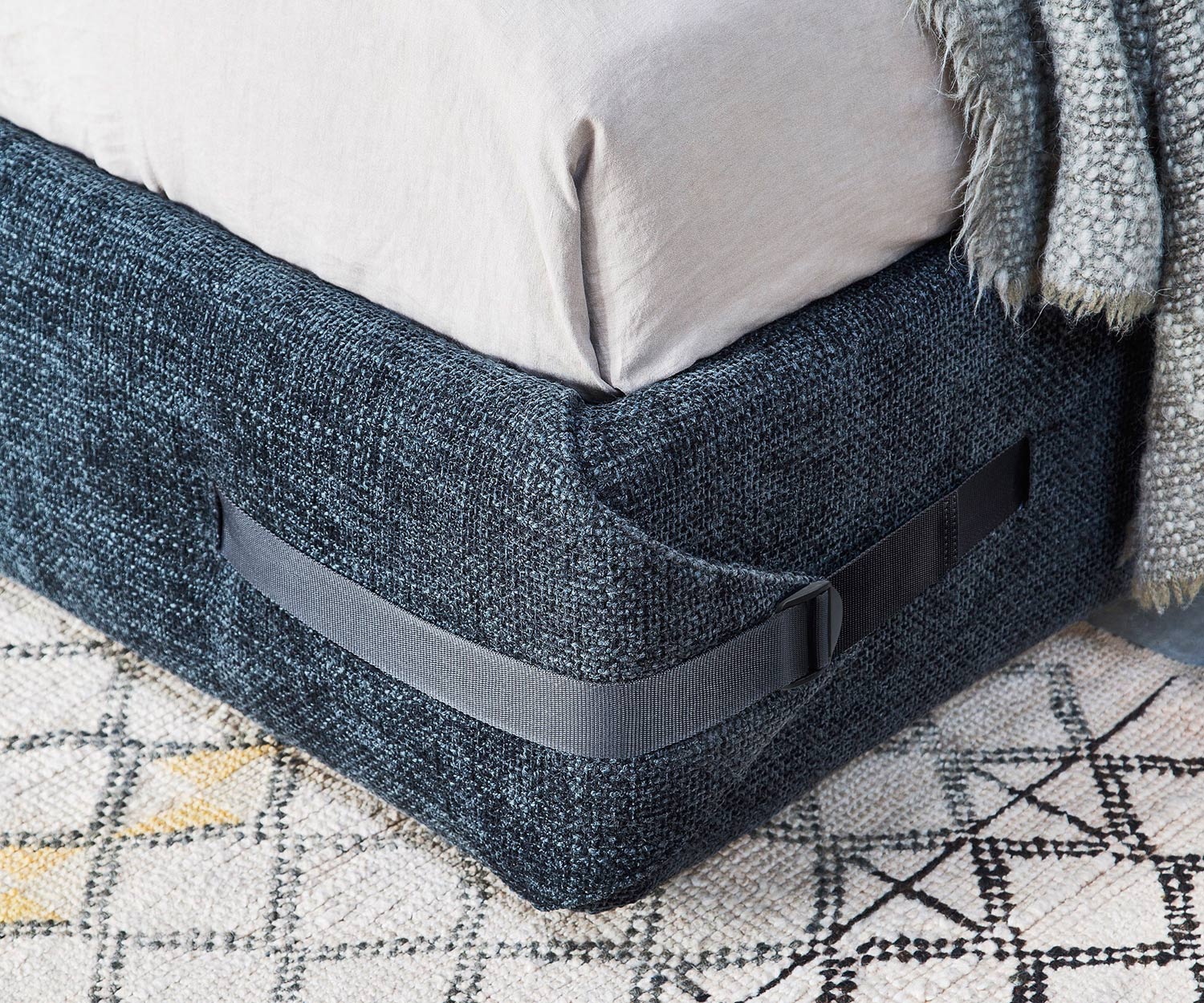 Modernes Novamobili Bett Tape mit Bändern um den Rahmen Modernes Novamobili Bett Tape mit Bändern um den Rahmen