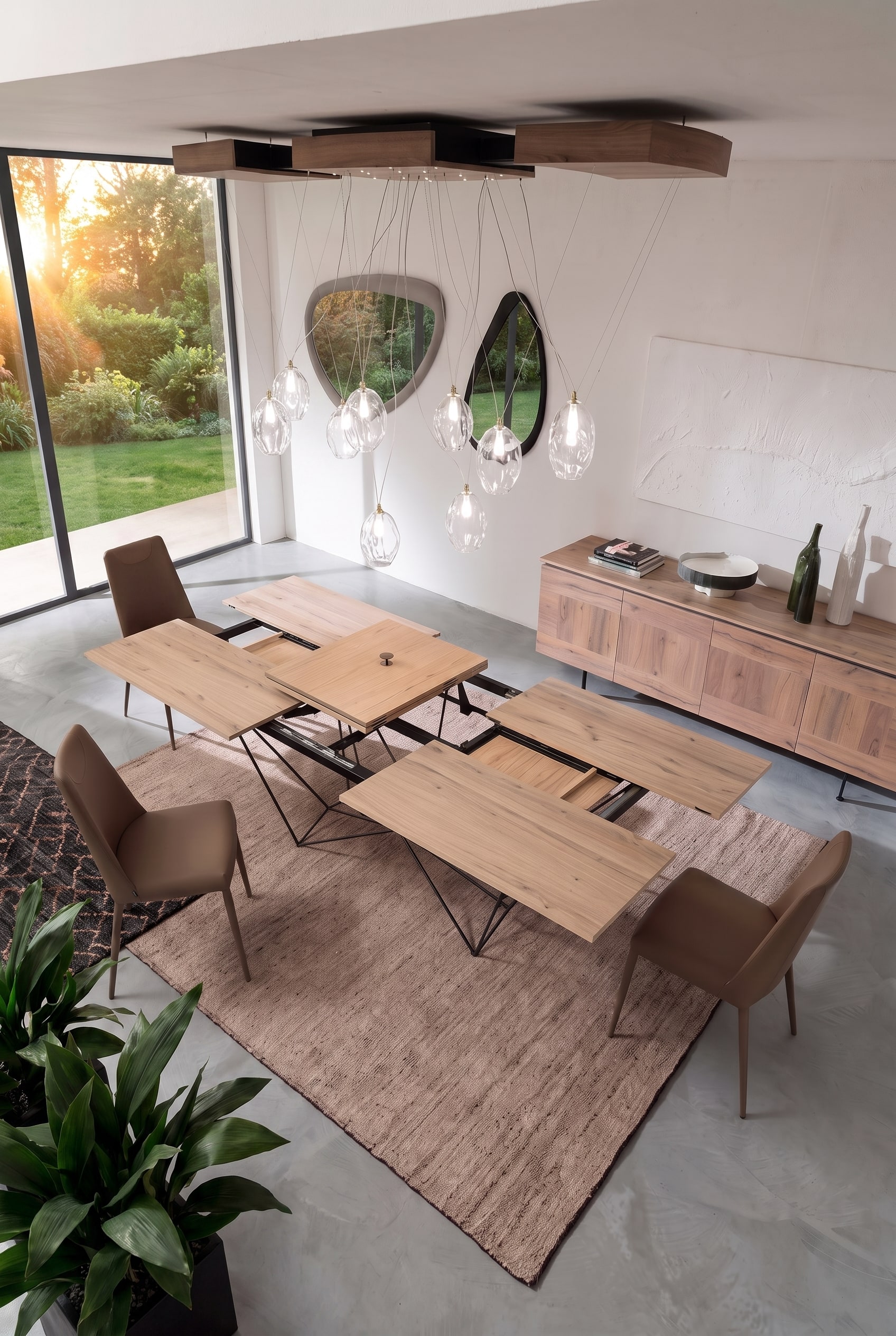Vue plongeante sur le m&eacute;canisme d'extension d'une table &agrave; manger moderne en bois avec rails et &eacute;l&eacute;ments pliants visibles.
