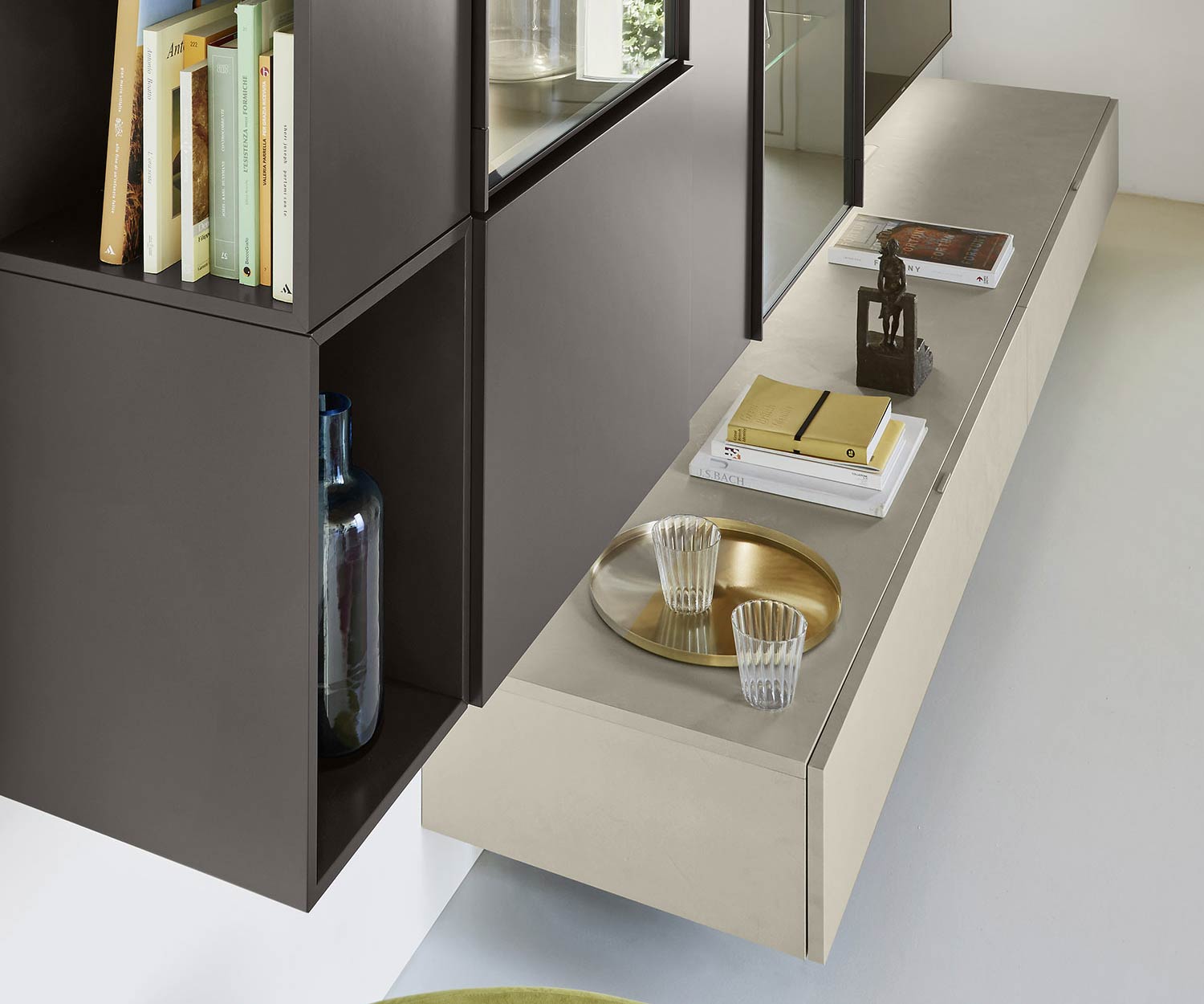 Livitalia Design Wohnwand C39 schwebend mit Detail bei den Glasvitrinen Livitalia Design Wohnwand C39 schwebend mit Detail bei den Glasvitrinen