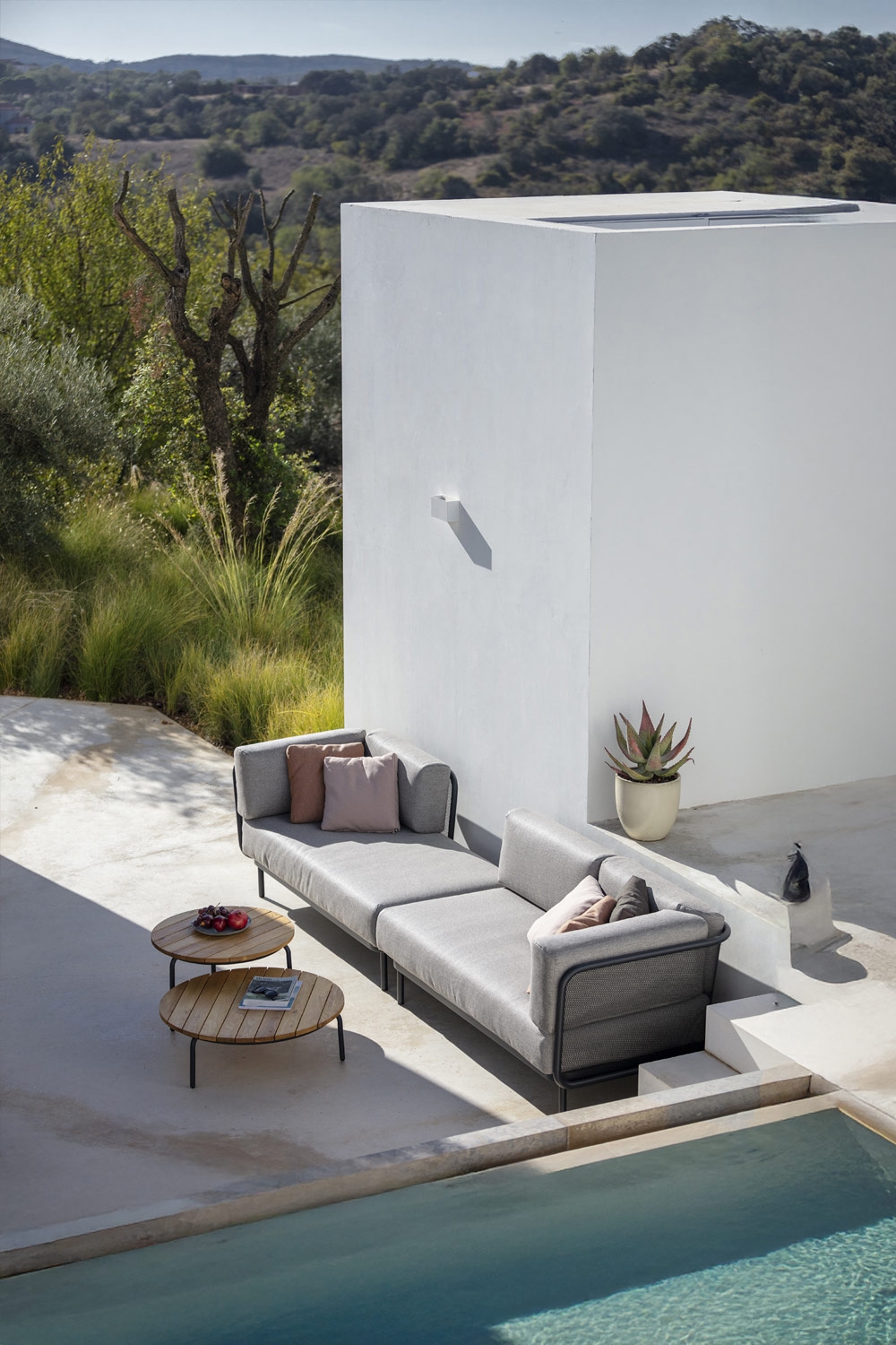 grand-canap&eacute;-lounge-avec-beaucoup-de-coussins-d&eacute;coratifs-et-deux-tables-d'appoint