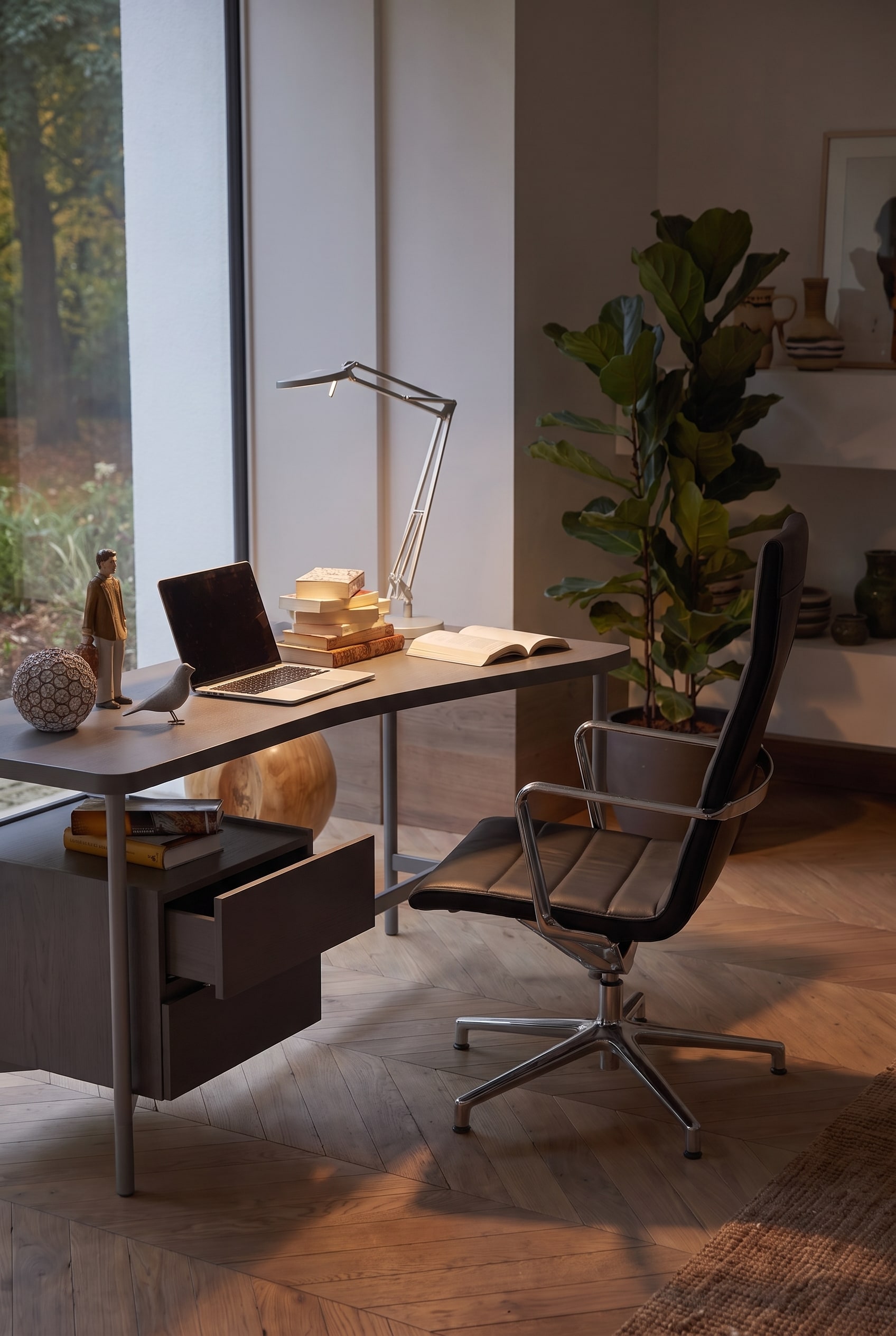 Elegantes Home Office mit einem filigranen Schreibtisch und dem weich geformten ICF Valea Lounge Bürostuhl