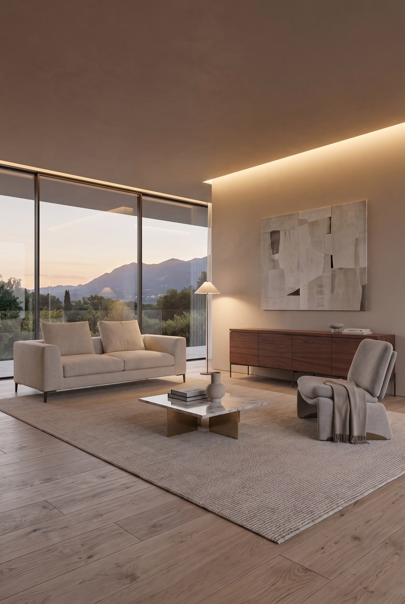 Salon au coucher du soleil, canap&eacute; et fauteuil clairs au premier plan, buffet en bois fonc&eacute; &agrave; l'arri&egrave;re-plan.