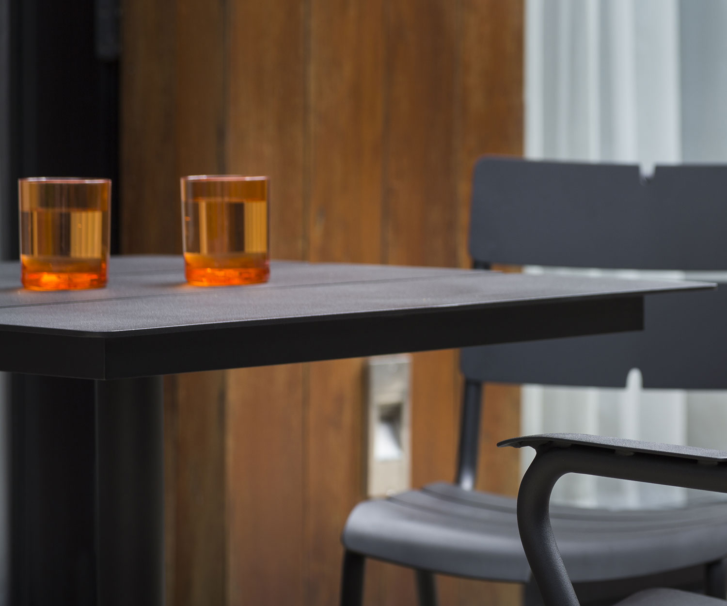 Oasiq Ceru Aluminium Table à manger L 80 cm anthracite