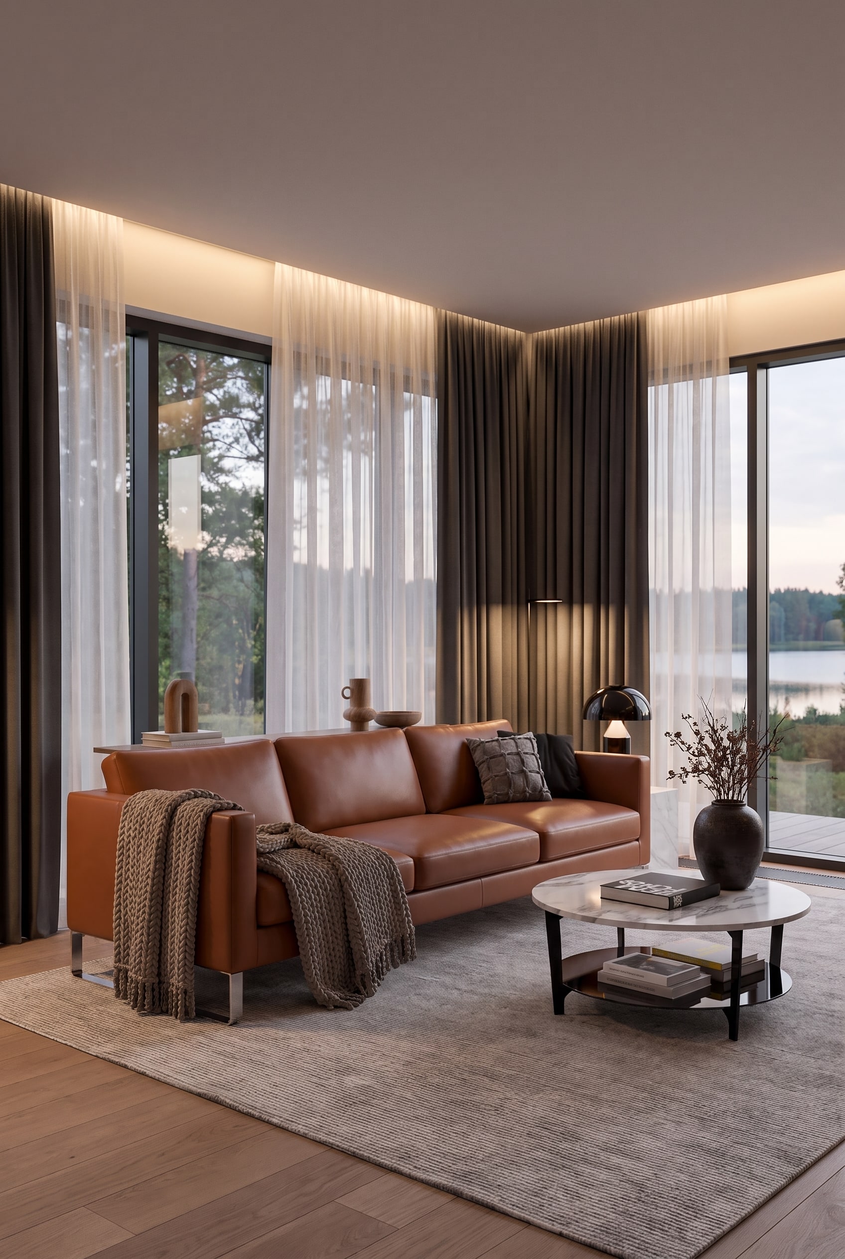 Wohnzimmer mit einem eleganten Ledersofa in Cognacbraun, klaren Linien und einer aufgeräumten, gemütlichen Atmosphäre