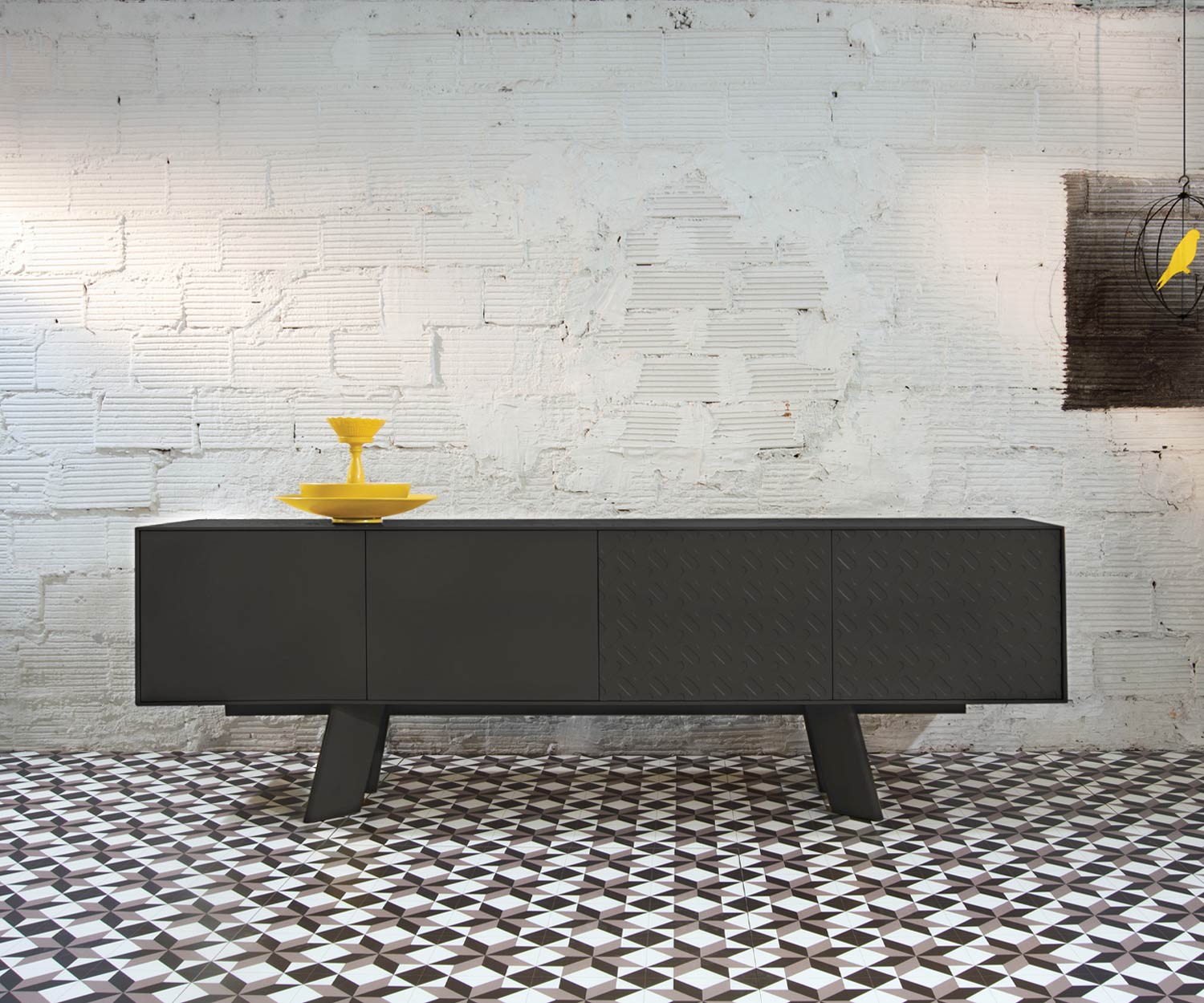 al2 Sideboard Alhambra en noir sur structure en bois noir al2 Sideboard Alhambra en noir sur structure en bois noir