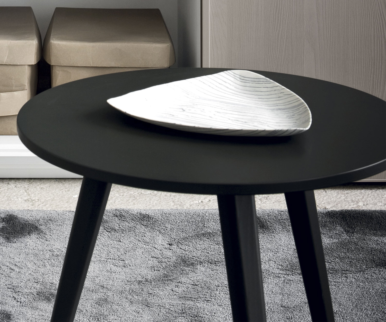 Table d'appoint à trois pieds Trio de Novamobili en noir mat laqué salon Table d'appoint à trois pieds Trio de Novamobili en noir mat laqué salon