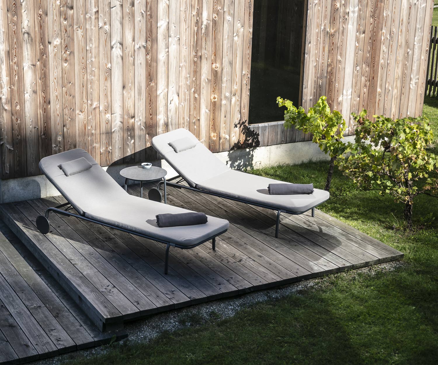 Todus Starling Design Chaise longue de jardin en duo sur la véranda en bois recouverte de tissu blanc