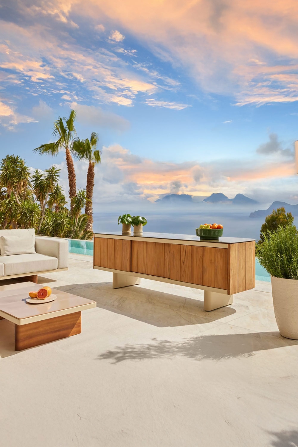 buffet-extérieur-en-teck-et-céramique-sur-une-terrasse-clairement-aménagée