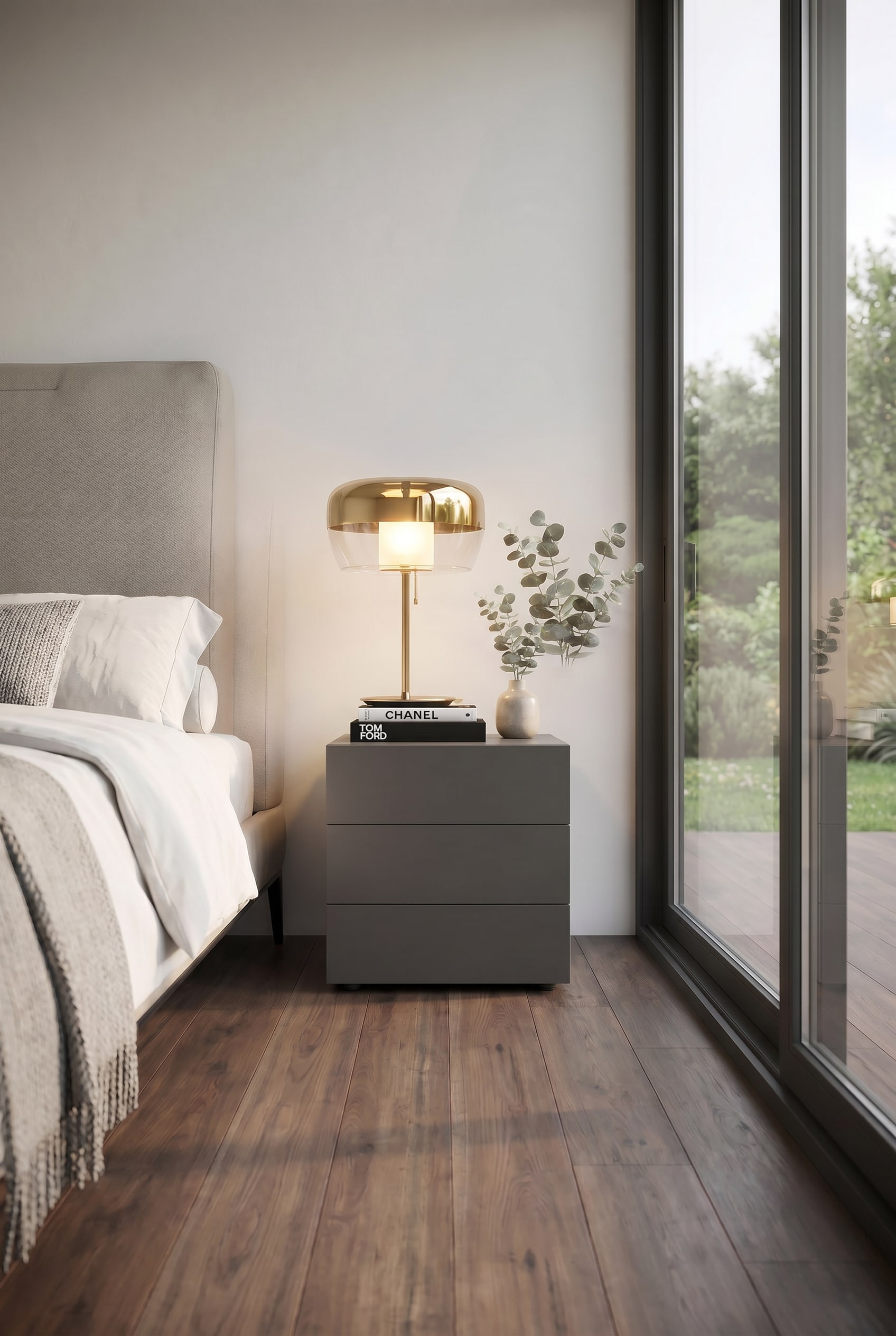 Surface de rangement élégamment décorée de la table de chevet Valeo avec une lampe élégante et un livre.