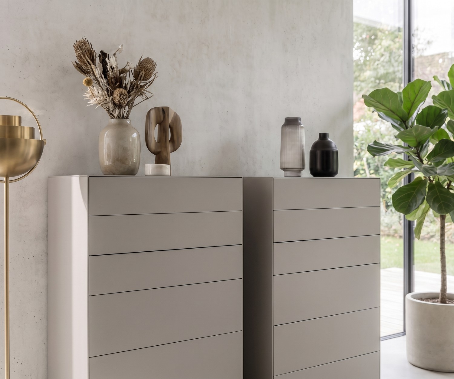 Livitalia Ecletto Hochkommode in Hellgrau Livitalia Ecletto Hochkommode für das Schlafzimmer in minimalistischem Hellgrau mit grifflosen Schubladen