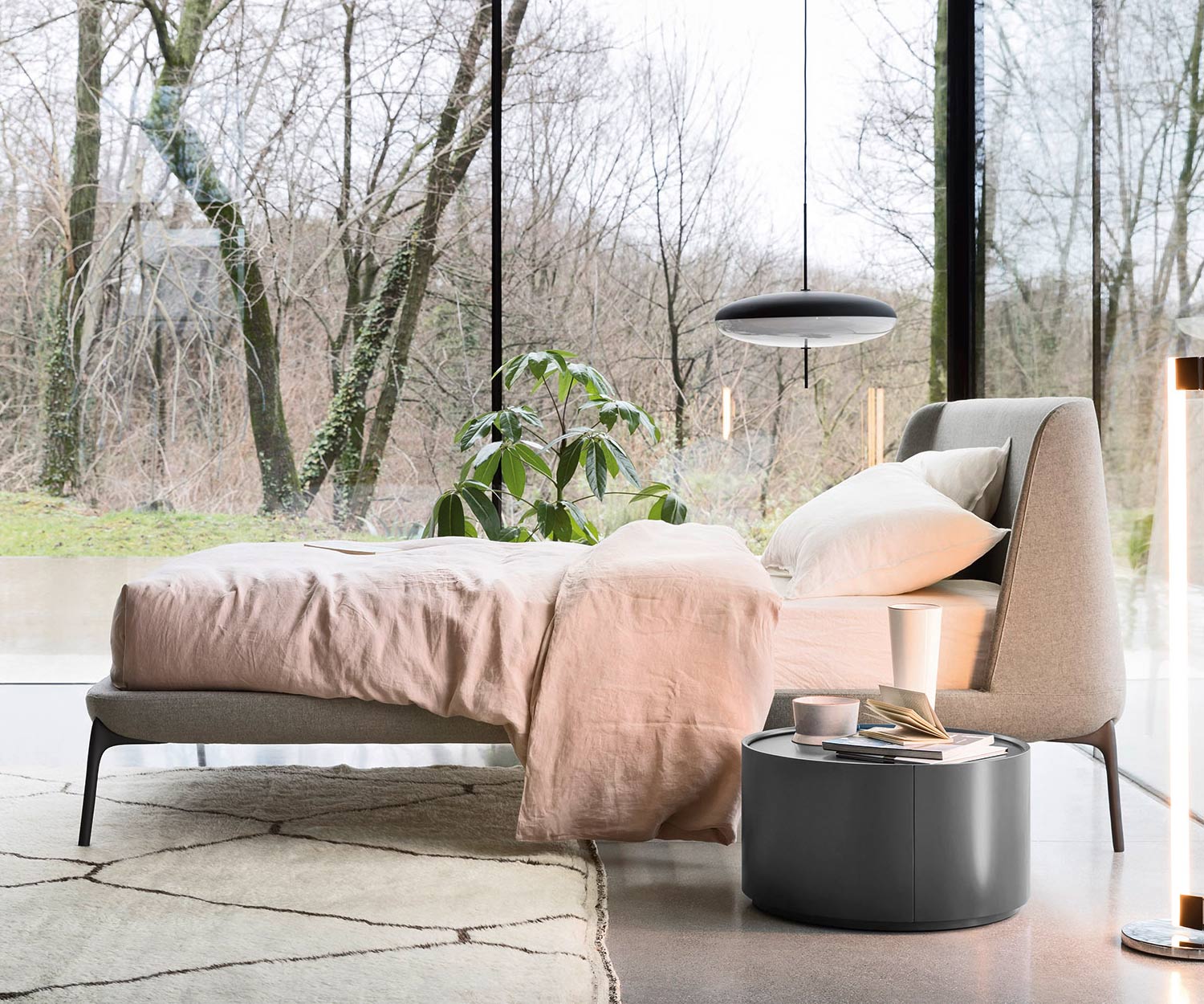 Table d'appoint ronde design Allout de Novamobili dans la chambre à coucher