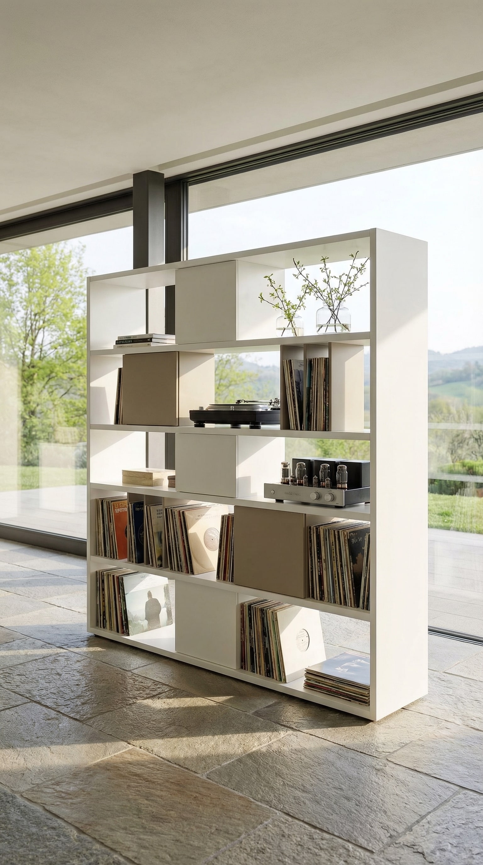 &Eacute;tag&egrave;re autoportante comme s&eacute;parateur de pi&egrave;ce avec disques vinyles et passage de lumi&egrave;re