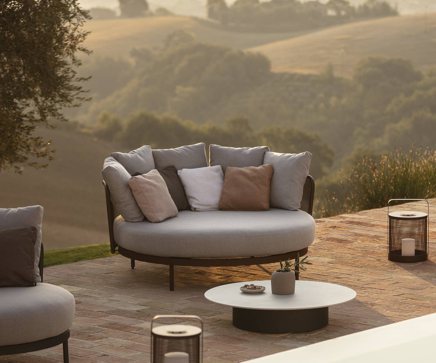 Branta Design Fauteuil de table de Todus sur terrasse en gravier avec plateau blanc nacré