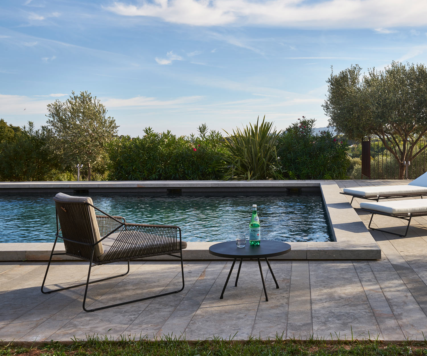 Table d'appoint ronde Oasiq Attol Aluminium Design Pool Table d'appoint ronde Oasiq Attol Aluminium Design Pool