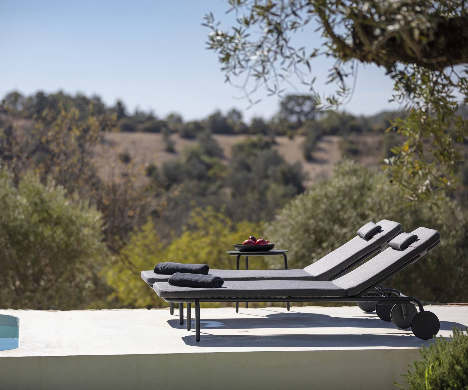 Todus Starling Bain de soleil design de haute qualité avec coussin optionnel en blanc Todus Starling Bain de soleil design de haute qualité avec coussin optionnel en blanc