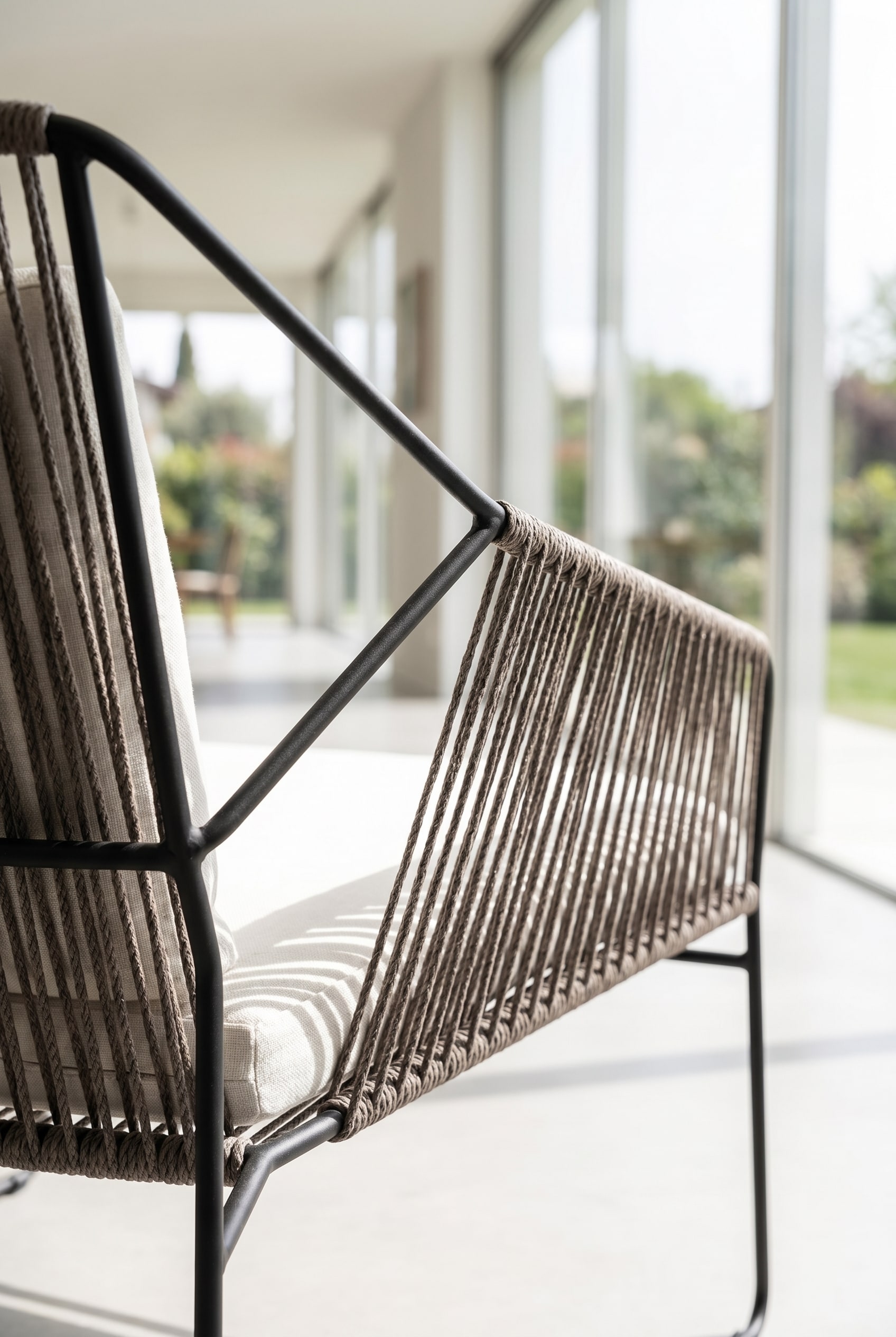 Nahaufnahme der filigranen Struktur moderner Outdoor-Gartenm&ouml;bel