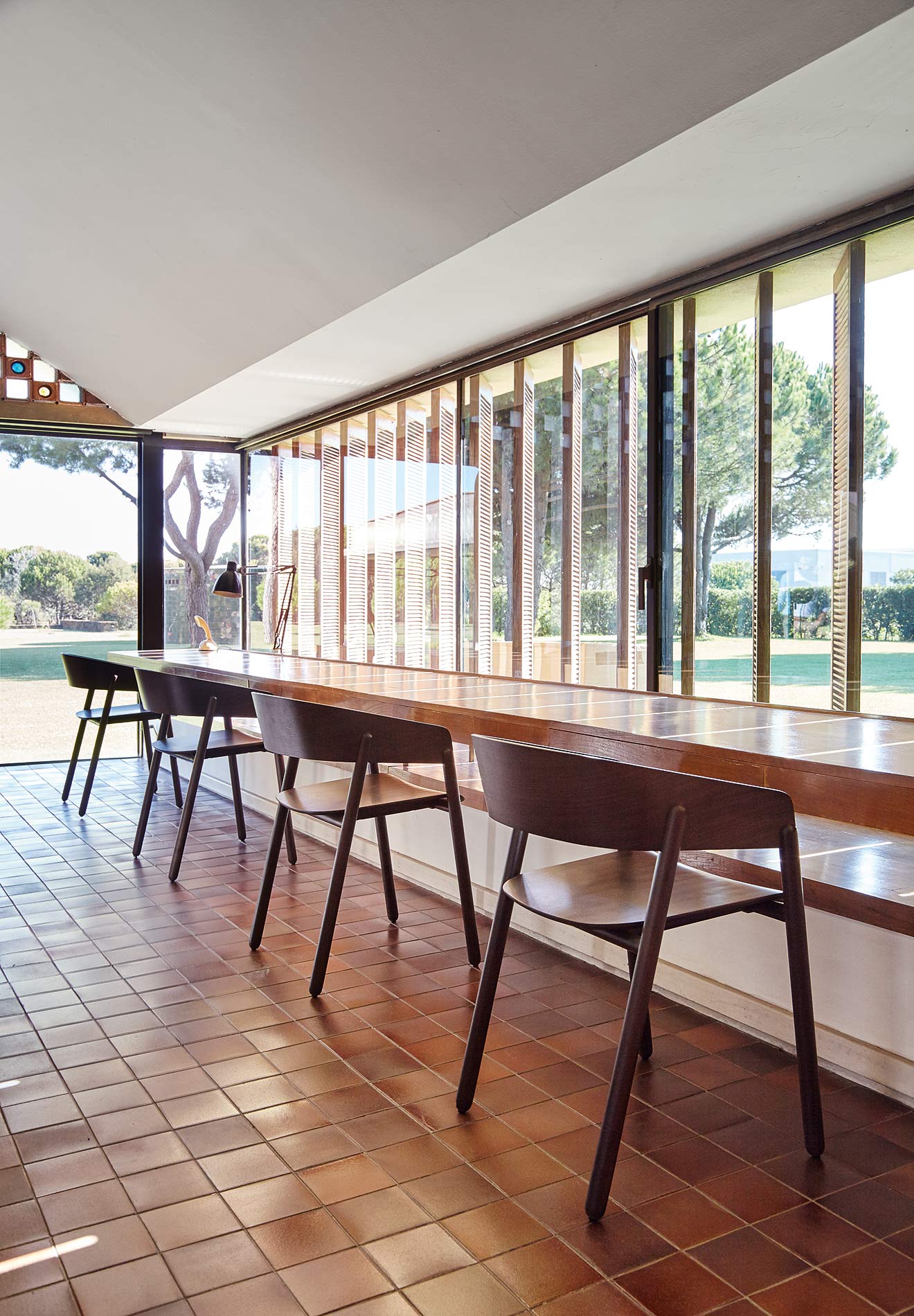 Chaise en bois avec dossier rond