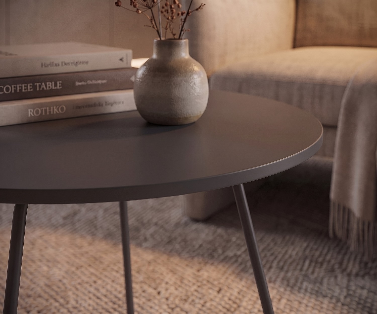 Runder Novamobili Beistelltisch Orbis in Grau Novamobili Beistelltisch Orbis im Wohnzimmer. Runder, grauer Couchtisch neben Sessel mit Büchern und Vase.