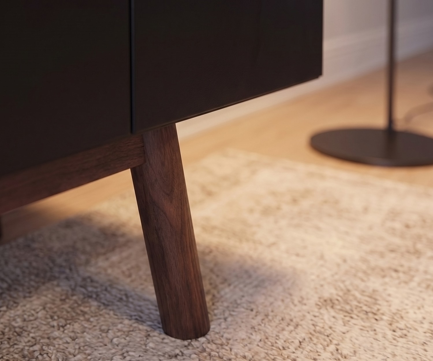 Meuble TV bas MOS-I-KO 005 B de salon : détail du pied en bois massif et de la surface mate foncée au style rétro.