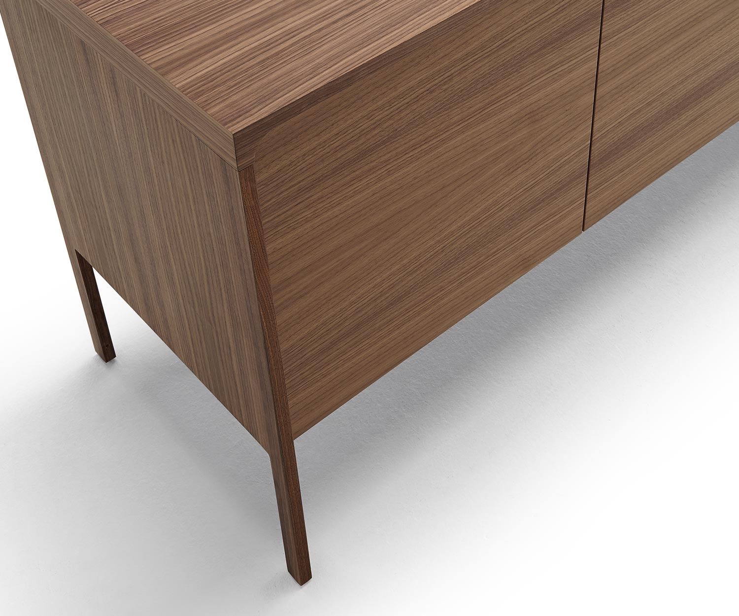 Punt Designer Sideboard Tactile Walnuss Korpus Detail der Kanten und Füße Punt Designer Sideboard Tactile Walnuss Korpus Detail der Kanten und Füße