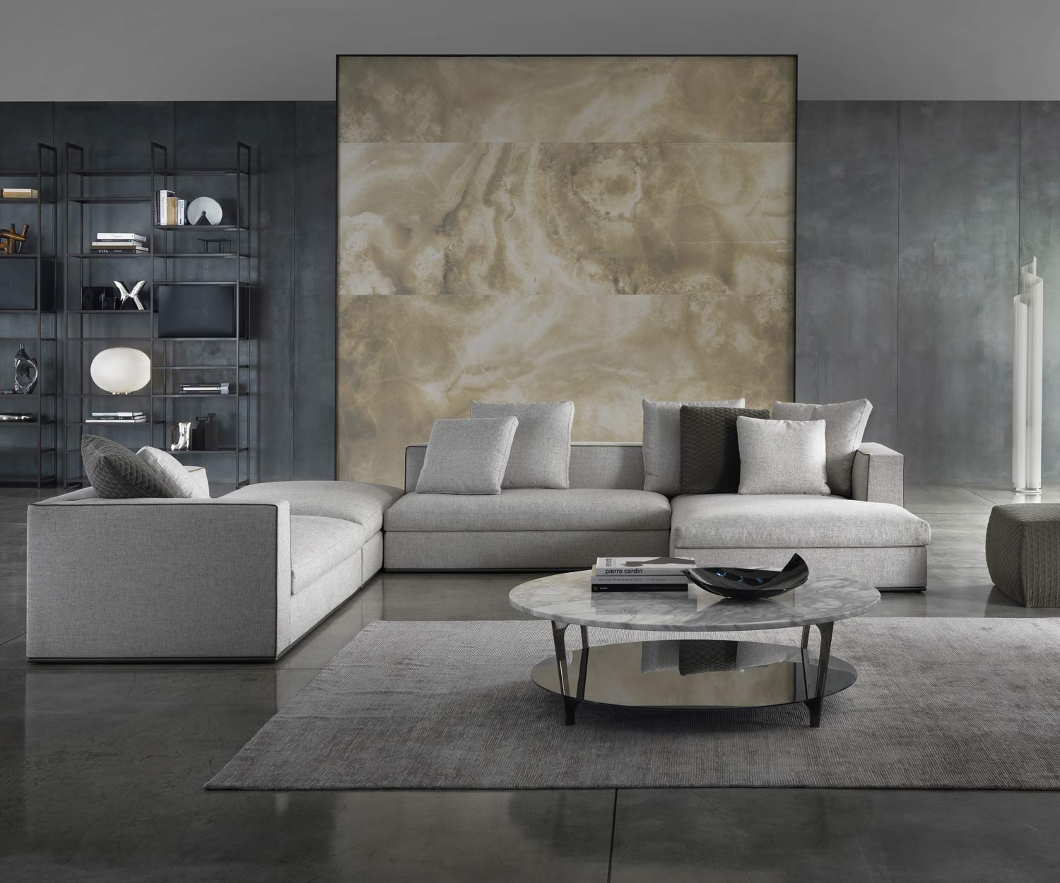 Runder Marelli Couchtisch Tab mit Couch im Wohnzimmer Runder Marelli Couchtisch Tab mit Couch im Wohnzimmer